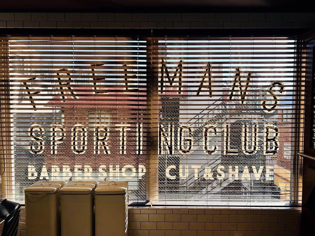 フリーマンズスポーティングクラブのインスタグラム：「. FREEMANS SPORTING CLUB - FUTAKOTAMAGAWA  11月のご予約もお待ちしてます💈 プロフィールのURLからご予約できます👥  #freemanssportingclub #fscbarber  #barbershop #barber  #mensgrooming #menscut #menstyle  #二子玉川バーバー #二子玉川床屋」