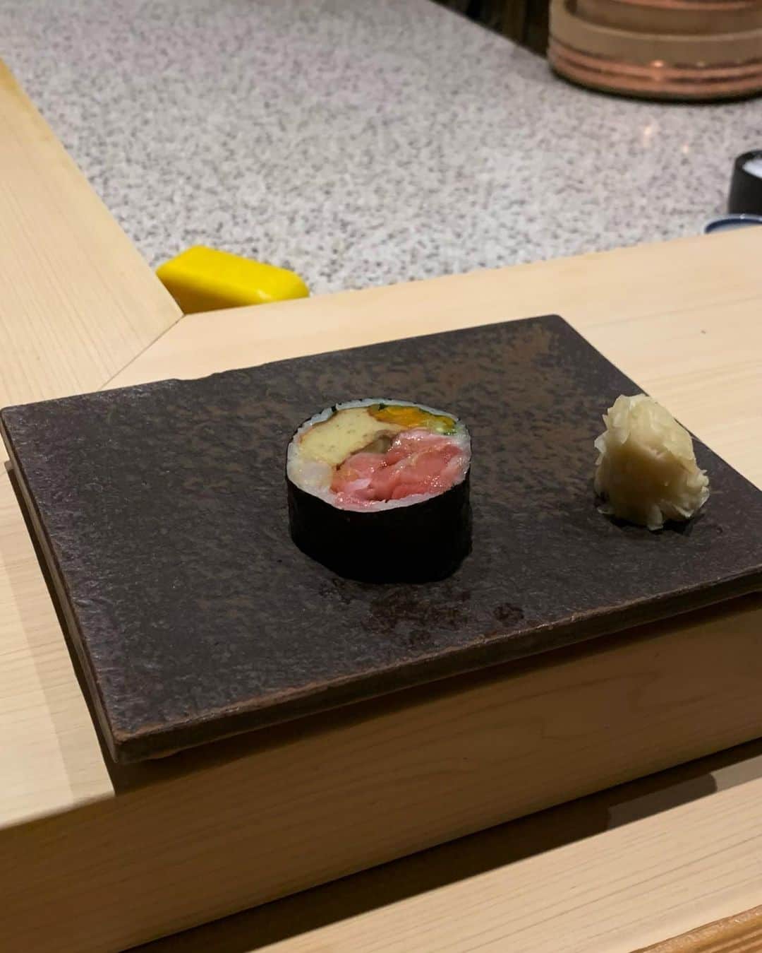 ジヒョンさんのインスタグラム写真 - (ジヒョンInstagram)「- 배터질뻔 .. 🥺🍣♥️ 스시먹으면 늘 배가 안불러서 아쉬웠는데 맛있게 배부르게 잘먹었움 ㅎㅎ」10月23日 18時02分 - k_ji_h