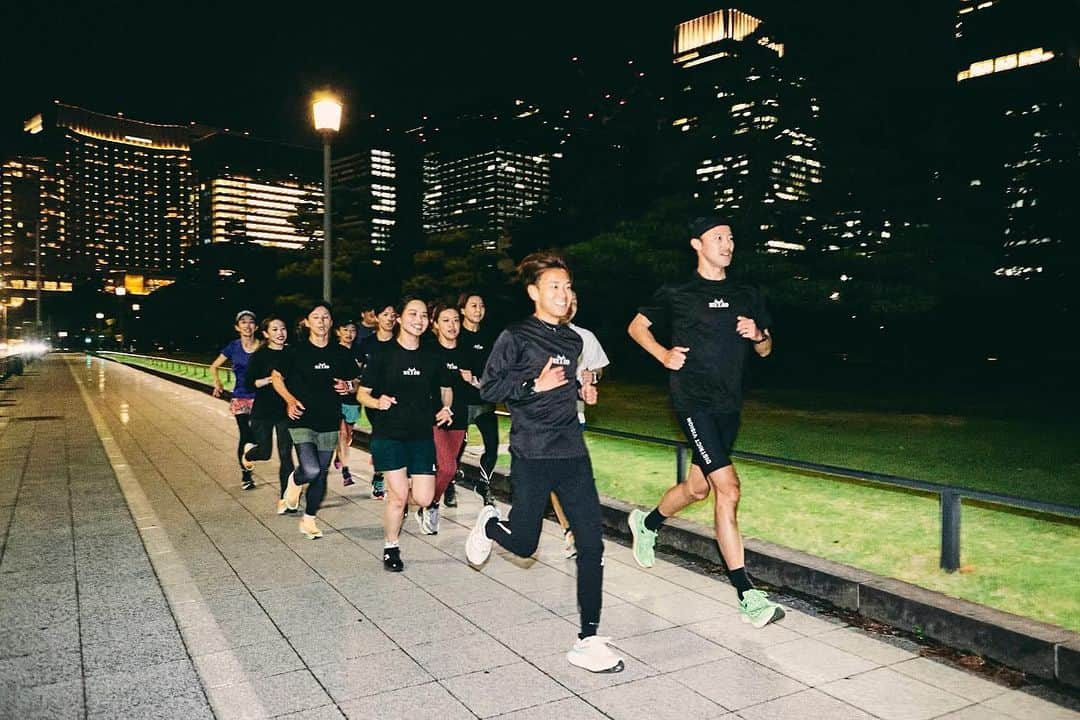 神野大地さんのインスタグラム写真 - (神野大地Instagram)「ご報告。  初の著書『「山の神」神野大地の必ずやるべきランニングバイブル 』を出版します。  昨日公開したYouTubeを見て既にご購入頂いた皆さん、ありがとうございます。  ウォーミングアップやアフターケアを中心に、僕がこれまで学んだことや経験から、お伝えしたいことをぎゅっと詰め込みました。  「もっと速く走りたい」「怪我を減らしたい」と悩んでる市民ランナーの方や、「一度マラソンにチャレンジしたい」と思っている方に特に手に取って欲しいです。  長くお世話になっているフィジカルトレーナーの中野さん @nakano_james にも協力頂き、完成した本。中野さんはじめ、これまでの競技人生で携わってくれた皆さん、この本を作ろうと思えたきっかけをくれたRETO RUNNING CLUBのメンバーにも感謝します。  この本が多くのランナーの目標達成を後押しする存在になれたら嬉しいです。  Amazonと楽天ブックスでは予約が始まっています。10月26日からは全国の書店にも並ぶ予定です。  #ランニングで人生を豊かに」10月23日 18時02分 - daichi_0913