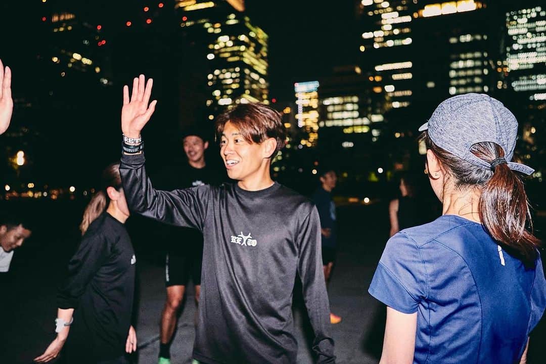 神野大地のインスタグラム：「ご報告。  初の著書『「山の神」神野大地の必ずやるべきランニングバイブル 』を出版します。  昨日公開したYouTubeを見て既にご購入頂いた皆さん、ありがとうございます。  ウォーミングアップやアフターケアを中心に、僕がこれまで学んだことや経験から、お伝えしたいことをぎゅっと詰め込みました。  「もっと速く走りたい」「怪我を減らしたい」と悩んでる市民ランナーの方や、「一度マラソンにチャレンジしたい」と思っている方に特に手に取って欲しいです。  長くお世話になっているフィジカルトレーナーの中野さん @nakano_james にも協力頂き、完成した本。中野さんはじめ、これまでの競技人生で携わってくれた皆さん、この本を作ろうと思えたきっかけをくれたRETO RUNNING CLUBのメンバーにも感謝します。  この本が多くのランナーの目標達成を後押しする存在になれたら嬉しいです。  Amazonと楽天ブックスでは予約が始まっています。10月26日からは全国の書店にも並ぶ予定です。  #ランニングで人生を豊かに」