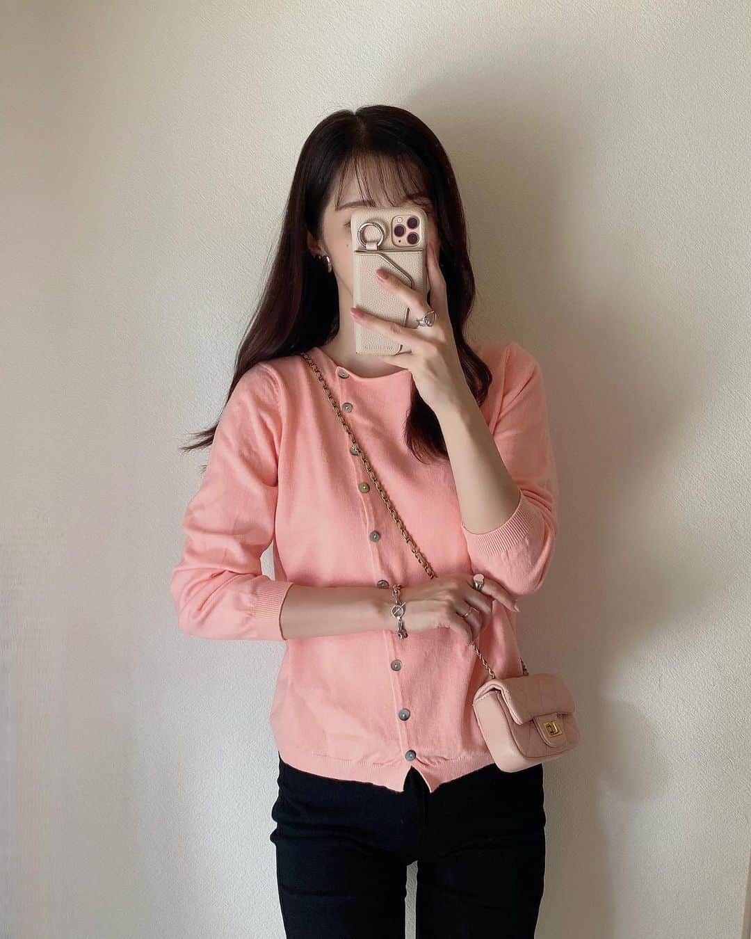 のインスタグラム：「. モノトーンばかり着てるけど、 相変わらずピンクも好き🩷 このニット、デザイン可愛い😍 @goinluck.jp  🏷️CUTHX4211PKF . . . #ママコーデ #ママファッション  #プチプラコーデ #プチプラ #高見えコーデ #プチプラ高見えコーデ  #きれいめコーデ #キレイめコーデ  #大人カジュアル #カジュアルコーデ  #きれいめカジュアル #キレイめカジュアル #シンプルコーデ #韓国っぽコーデ  #ピンクコーデ #ピンクニット #鏡越し #鏡越しショット #チェーンバッグ #mamagirl #locari #partegram」