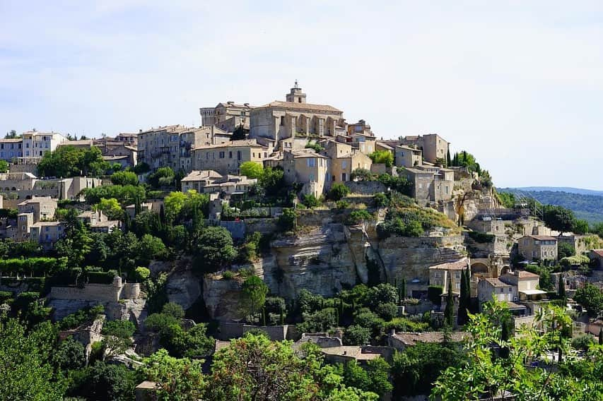 フランス大使館さんのインスタグラム写真 - (フランス大使館Instagram)「【フランスの風景🌄】 岩山にそびえ立つ「天空の村」とも呼ばれる #ゴルド は、教会から城に至るまで石造りの家々が並びます。  谷の中心にあるラベンダー畑に囲まれたセナンク修道院は、最も有名な遺跡の1つです。豊かな歴史と素晴らしい建築様式の修道院は現在でも修道士たちが生活しています✨」10月23日 17時57分 - ambafrancejp