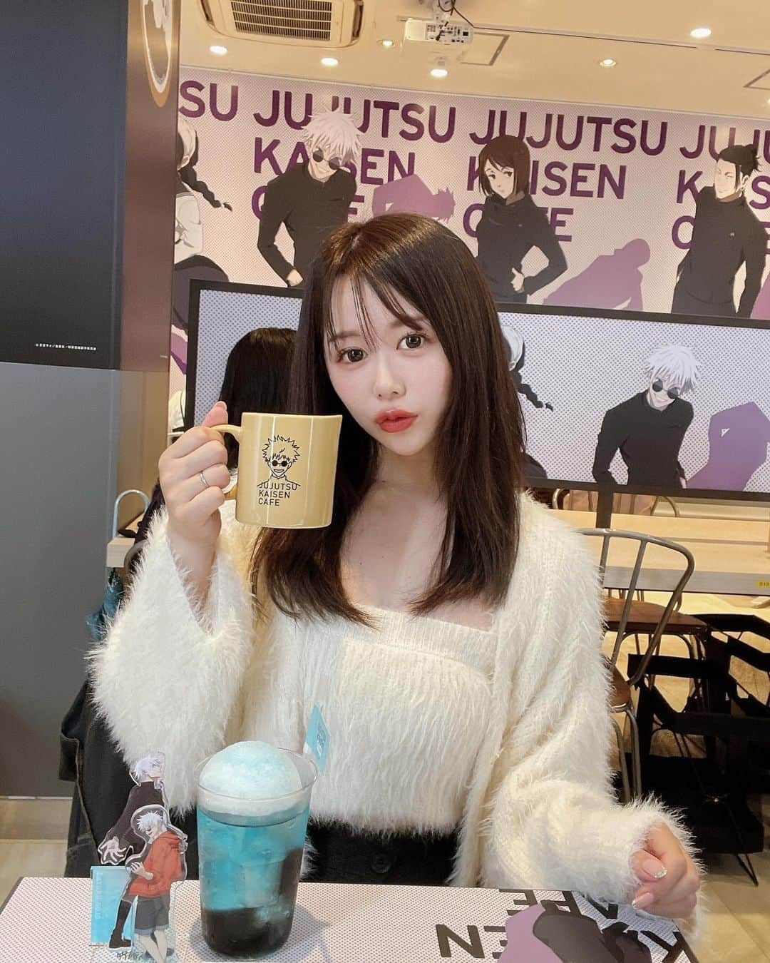 かめだなつみのインスタグラム：「呪術廻戦×LOFT🛍️ 呪術廻戦カフェ☕️  リールに載せなかった写真たち LOFTの🈂️トルもいけめん🤍🩵  朝から活動して大変充実した じゅじゅ活でした☀️🚶 カフェの特典はなぜか伏黒パパと硝子しか でなくて逆にすごってなった😹😹😹 . . . #呪術廻戦 #呪術廻戦カフェ #推しのいる生活 #アニメ好きな人と繋がりたい #マンガ #followme #f4follow  #jujutsukaisen #커플티 #남친룩 #팔로우 #선팔하면맞팔  #instagood #fff #l4like #좋아요반사 #셀카 #좋아요 #맞팔 #데일리 #animelover #anime #animejapan  #harajuku #原宿 #五条悟 #呪術廻戦plaza #オタク女子 #呪術廻戦好きと繋がりたい #じゅじゅ活」