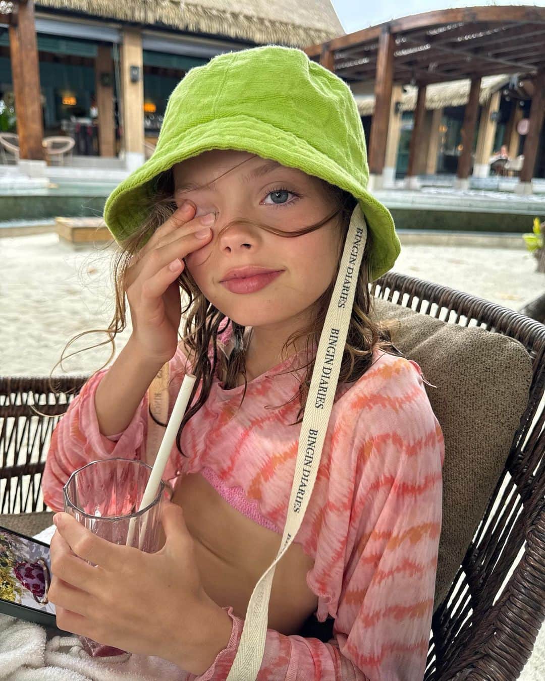 のインスタグラム：「Моя милая островитянка 🐚🪸💕  My cute little islander @joalimaldives」