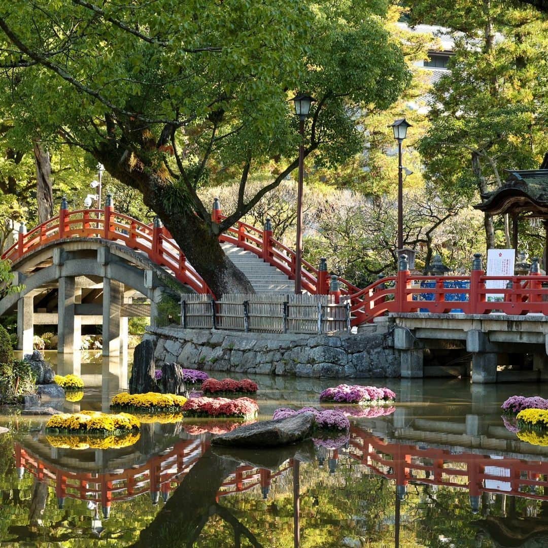 ニコライ・バーグマン・フラワーズ＆デザインのインスタグラム：「Exactly one year ago, I had the privilege of holding ‘THE FLOWER BOX EXHIBITION IN DAZAIFU’ at the beautiful Dazaifu Tenmangu Shrine and Kamado Shrine. ⁠ ⁠ Visitors were able to enjoy hundreds of flower artworks that were displayed throughout the serene shrine grounds and a special exhibition inside the Bunshokan. ⁠ ⁠ Each floral art piece at the exhibition found its inspiration from the flower box, resulting in many diverse expressions. ⁠ ⁠ The shrine actually has a rich history rooted in centuries-old traditions, particularly in the realm of education, and with its cultural richness and tranquility, it added another layer of depth to the exhibition. ⁠ ⁠ Holding this exhibition at such a unique place was truly an honor and an unforgettable experience.⁠ ⁠ ______⁠ ⁠ ちょうど一年前、福岡県にある太宰府天満宮、宝満宮竈門神社にて 'THE FLOWER BOX EXHIBITION IN DAZAIFU' を開催しました。⁠ ⁠ 文書館や屋外にて、生誕20年を迎えたフラワーボックスをテーマにした100以上ものフラワーアート作品を展示し、多くのお客様にご来場いただきました。⁠ ⁠ 国内外から注目を浴びる歴史あるこの太宰府天満宮、宝満宮竈門神社を舞台に私の作品を数多く展示できたことは、本当に嬉しく色褪せることない一生の思い出です。⁠ .⁠ .⁠ .⁠ .⁠ .⁠ .⁠ #nicolaibergmann #flowerdesign #floralart #ニコライバーグマン #フラワーデザイン #니콜라이버그만 #꽃다발 #цветочноеоформление #blumenkunst #artefloral #北欧デザイン #北欧インテリア」