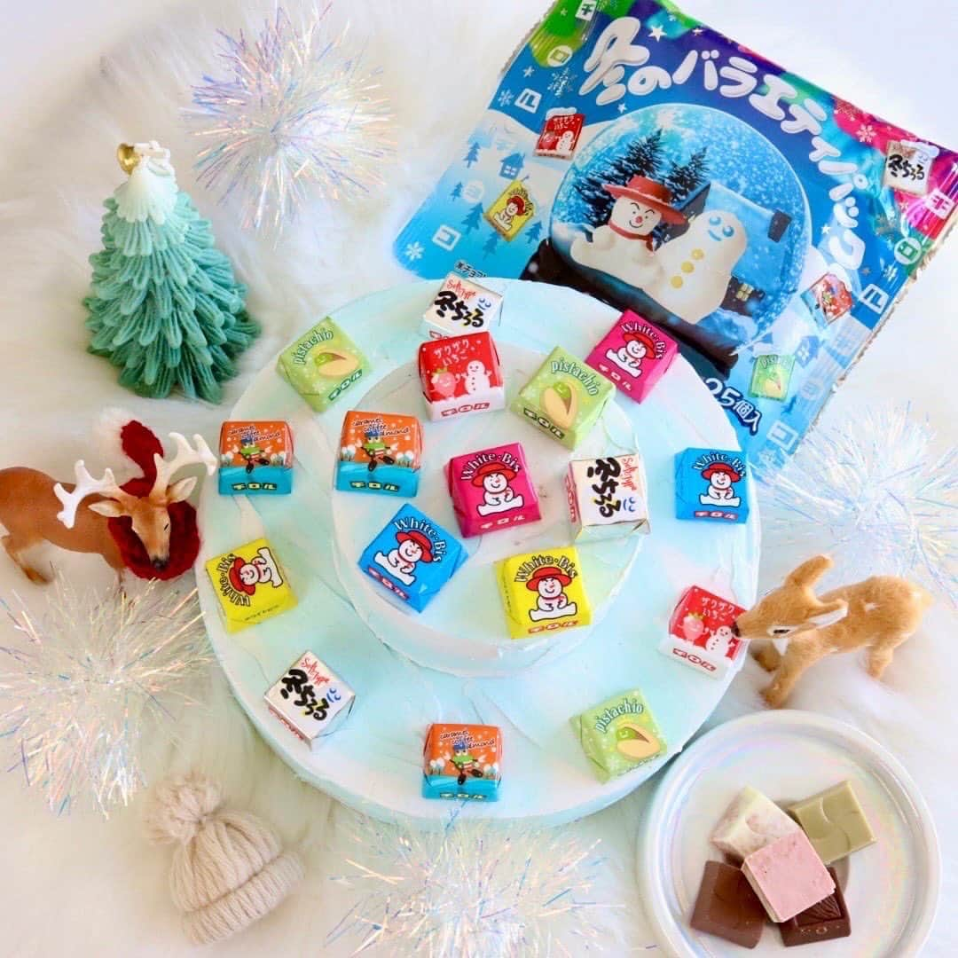 チロルチョコさんのインスタグラム写真 - (チロルチョコInstagram)「＼気になる人はコメントに⛄️で教えて👂／  発売3年目😘 ▶チロルチョコ〈冬のバラエティパック〉のご紹介です⛄️❕    5種のアソート✨ #冬季限定 のバラエティパックが登場します❄⛄   3年目の今季は、2種類の味を新 フレーバーにリニューアル( ᷇࿀ ᷆ )♡ ┈┈┈┈┈┈┈┈┈┈  気になるフレーバーは？👀 🪩ɴᴇᴡ🪩 ▫️ピスタチオ ▫️キャラメルコーヒーアーモンド ▫️ザクザクいちご【この商品限定】 ▫️ホワイトビス ▫️冬チロル ┈┈┈┈┈┈┈┈┈┈  ＼全5種類が楽しめるアソート商品／  新フレーバーの〈ピスタチオ〉と〈キャラメルコーヒーアーモンド〉を含む5味アソート‪🫶🏻️😖 この商品限定の 〈ザクザクいちご〉や チロルファンに評価の高い〈冬ちろる〉と〈ホワイトビス〉と言った様々な "食感"のラインナップで、食べ飽きない商品になっていますよ⛄️❕  ぜひぜひお試しくださいね💕︎  ┈┈┈┈┈┈┈┈┈┈      ▫️全国で発売🛒 ※お取り扱いのない店舗もあります。 また、商品がなくなり次第、販売終了とさせて頂きます。   🗣💬 商品に関するご質問については、チロルチョコ公式HPお客様お問い合わせまでご連絡くださいませ🙇   #tirol #tirolchoco #チロルチョコ #チロル #チョコレート #おやつタイム #chocolate #おうちカフェ #おやつの時間  #chocolatelover  #shopチロル#チョコレート好きと繋がりたい」10月23日 17時58分 - tirolchoco_official