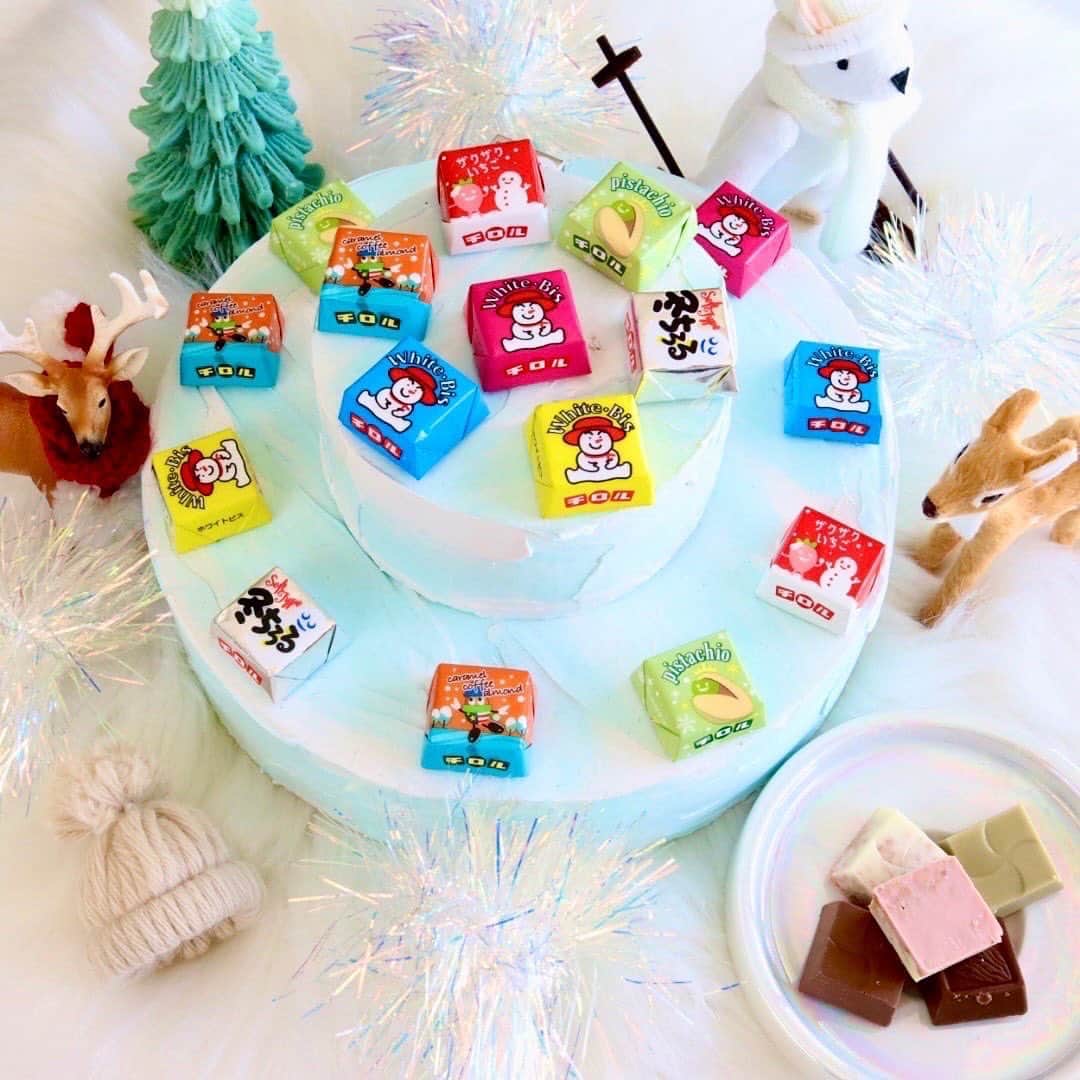 チロルチョコさんのインスタグラム写真 - (チロルチョコInstagram)「＼気になる人はコメントに⛄️で教えて👂／  発売3年目😘 ▶チロルチョコ〈冬のバラエティパック〉のご紹介です⛄️❕    5種のアソート✨ #冬季限定 のバラエティパックが登場します❄⛄   3年目の今季は、2種類の味を新 フレーバーにリニューアル( ᷇࿀ ᷆ )♡ ┈┈┈┈┈┈┈┈┈┈  気になるフレーバーは？👀 🪩ɴᴇᴡ🪩 ▫️ピスタチオ ▫️キャラメルコーヒーアーモンド ▫️ザクザクいちご【この商品限定】 ▫️ホワイトビス ▫️冬チロル ┈┈┈┈┈┈┈┈┈┈  ＼全5種類が楽しめるアソート商品／  新フレーバーの〈ピスタチオ〉と〈キャラメルコーヒーアーモンド〉を含む5味アソート‪🫶🏻️😖 この商品限定の 〈ザクザクいちご〉や チロルファンに評価の高い〈冬ちろる〉と〈ホワイトビス〉と言った様々な "食感"のラインナップで、食べ飽きない商品になっていますよ⛄️❕  ぜひぜひお試しくださいね💕︎  ┈┈┈┈┈┈┈┈┈┈      ▫️全国で発売🛒 ※お取り扱いのない店舗もあります。 また、商品がなくなり次第、販売終了とさせて頂きます。   🗣💬 商品に関するご質問については、チロルチョコ公式HPお客様お問い合わせまでご連絡くださいませ🙇   #tirol #tirolchoco #チロルチョコ #チロル #チョコレート #おやつタイム #chocolate #おうちカフェ #おやつの時間  #chocolatelover  #shopチロル#チョコレート好きと繋がりたい」10月23日 17時58分 - tirolchoco_official