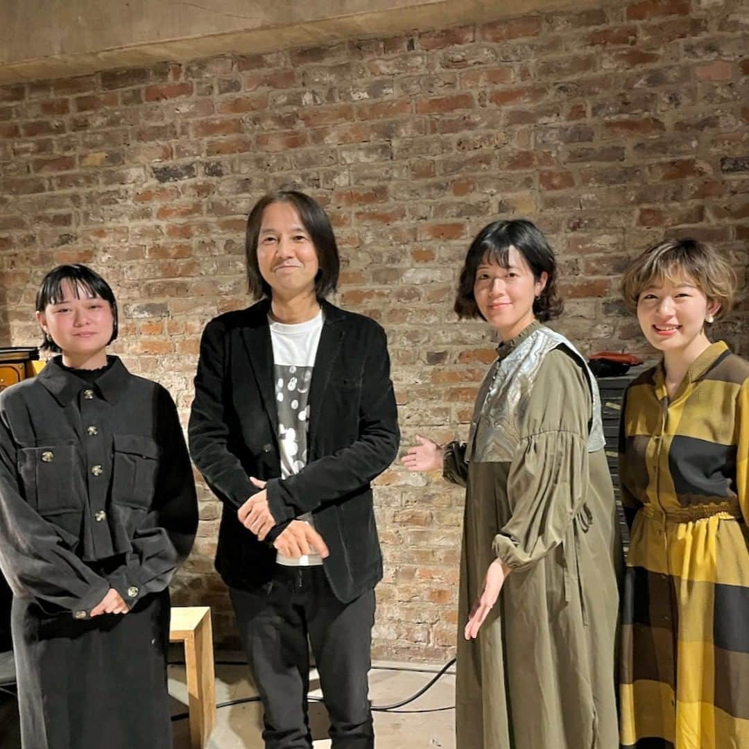 高野寛のインスタグラム：「「WOODSHOP SESSIONS 『高野寛 × 浮』オープニングアクト：Kuniyuki Natsu」歌とギター・ピアノの響きにじっくり耳を傾けるいい時間でした。  畠山美由紀ちゃん（久しぶり！）、中原仁さんご夫妻、ハピネス田中さん（いつも明るい！）、たけとんぼ平松くん（ブレブレ！）も観に来てくれて、終演後も楽しかったです。」