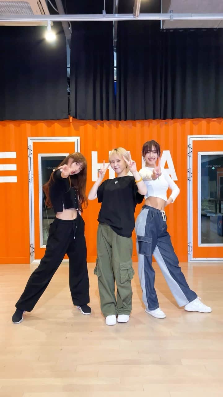 EVERGLOWのインスタグラム：「2023 EVERGLOW US TOUR [ALL MY GIRLS] Spoiler #2 #EVERGLOW #에버글로우 #시현 #SIHYEON #미아 #MIA #아샤 #AISHA #NewJeans_SuperShy #ALL_MY_GIRLS_IN_US  ⬇⬇⬇  Tickets : bit.ly/3E2Zevw Meet & Greet : mmt.fans/bnuY」