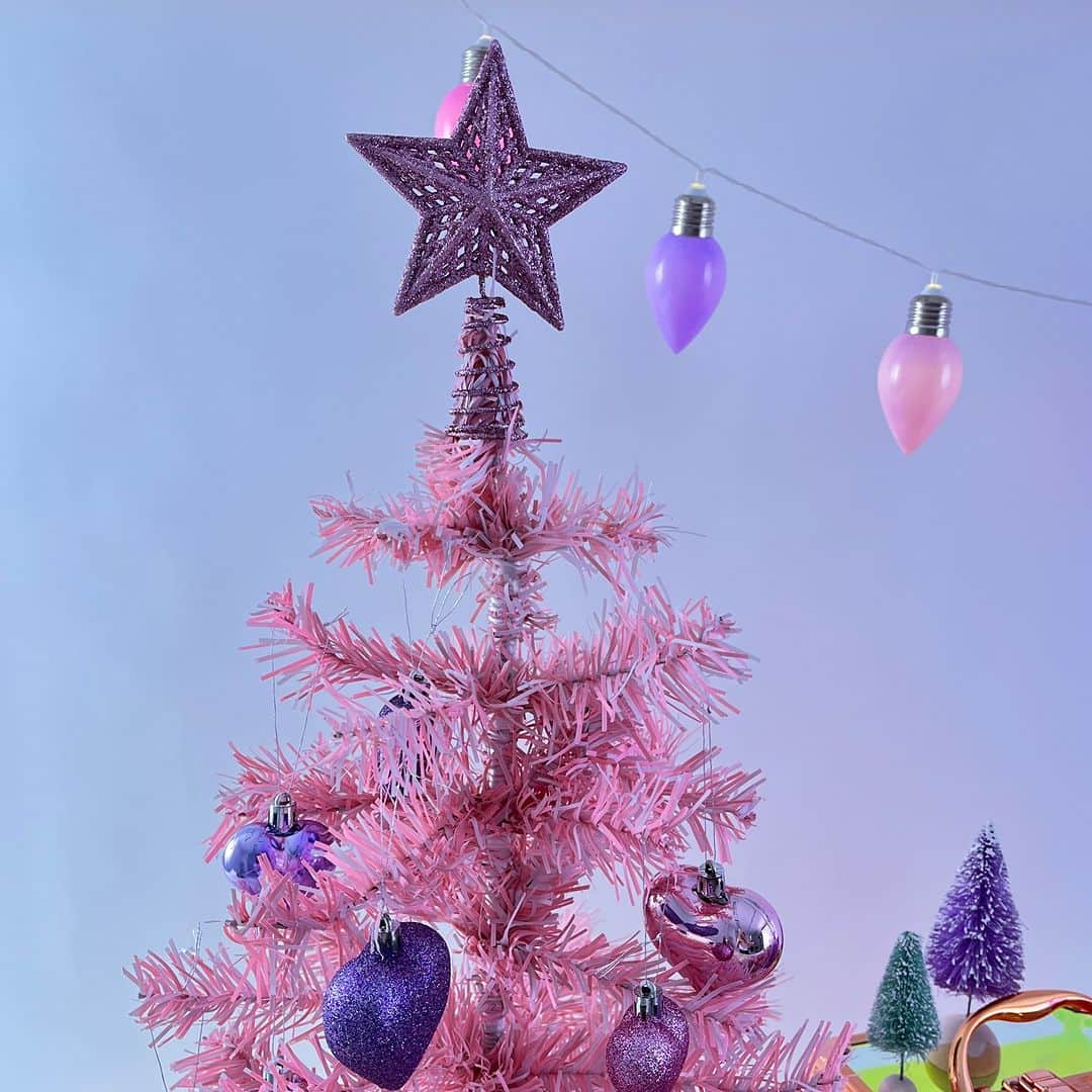 Flying Tiger Japanさんのインスタグラム写真 - (Flying Tiger JapanInstagram)「ピンク クリスマス、かわいい！と思った方は、🩷の絵文字をコメントしてくださいね🎅🏻🩷  今年の New Face・ピンク クリスマス コレクション🎄🎀  ピンクやパープルを基調とした、 乙女心をくすぐるアイテムが登場しました！ 伝統的な赤や緑のクリスマスアイテムとは一味違うデコレーションを 楽しめます🫶  こちらのコレクションは、11月1日（水）より 全国の店舗とオンラインストアで順次販売を開始します✨ さあ、この投稿を見たら、手帳の11月1日の欄に 「フライングタイガー ピンククリスマス スタート」の予定を 書き込んでおいてくださいね☺🩷  ※表参道ストアでは先行販売中です。 ※在庫状況は各店舗で異なります。詳しくはお近くの店舗にお問い合わせください。  #フライングタイガー #flyingtiger #北欧 #北欧インテリア #北欧デザイン #北欧雑貨 #デンマーク  #hygge #新商品 #クリスマス #Christmas #ホリデーシーズン #クリスマスデコレーション #クリスマスパーティー #クリスマス装飾 #サンタ #ニッセ #クリスマスプレゼント #ツリー #オーナメント #クリスマスツリー」10月23日 18時00分 - flyingtigerjp