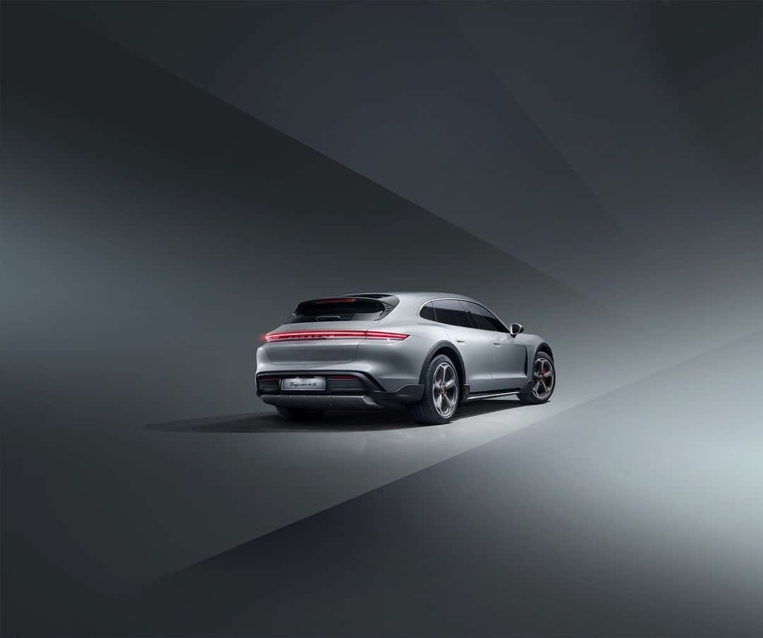 Porsche Japanのインスタグラム：「背筋に、電気が通る一台。  Soul Electrified.  #ポルシェ #Porsche #タイカン #Taycan #EV #電気自動車」