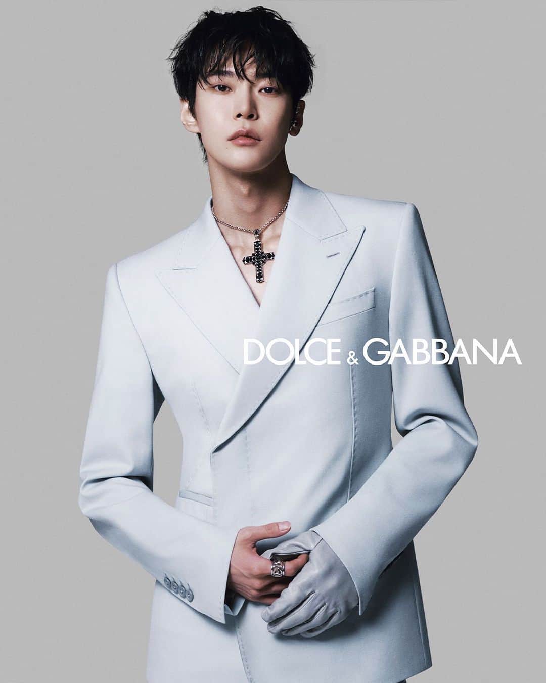 のインスタグラム：「#DGFW23 photographed by @parkjongha. #DolceGabbana #DGxDOYOUNG  Stylist @kimvenchy Makeup @bit.boot_ase Hair @bit.boot_1shee」