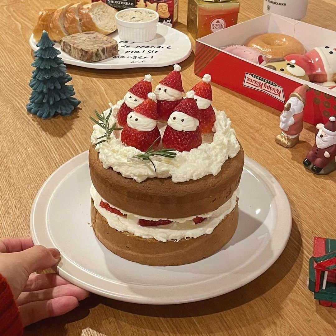 RiLiさんのインスタグラム写真 - (RiLiInstagram)「今からチェックしとこ〜✊🏻今年食べたい【クリスマスケーキ】🎅🏻🎂  今年のクリスマスケーキは何食べる？👀🎄 予約するなら今のうちがおすすめだよ◎ˊˎ˗  オーダーメイドや手作りのケーキは 自分好みのデザインにできるところが嬉しい🥺💕  飲み物やお菓子と一緒に 写真を撮るととってもcute〰️🫶🏻🫶🏻  R i L i 編 集 部 🫧 Editor-chief @aosimmdr Editor @micomy_02 Writer @‌mi_saki_04 　  🤍🤍🤍  Special thanks💐 Photo by⁣⁣ p.1 @see_25na  p.2 @__cocoa.gram__  p.3 @m__0928  p.4 @orvr.o7  p.5 @____tkym_m____  p.6 @yucake11  p.7 @__cocoa.gram__  p.8 @___me__r  p.9 @kogumaitan   RiLiで紹介してもらいたい子は #rili_tokyo を付けてね❕  ⁣  #クリスマス #クリスマスケーキ #クリスマスパーティー #クリパ #クリスマスケーキ作り #手作りクリスマスケーキ #手作りケーキ #ケーキ作り #オーダーケーキ #クリスマスコーデ #クリスマス雑貨 #クリスマスメニュー #クリスマス料理 #クリスマス会 #クリスマスディナー #クリスマスごはん #おうちクリスマス #お家クリスマス #ホテルパーティー #パーティー #クリスマス女子会」10月23日 18時00分 - rili.tokyo