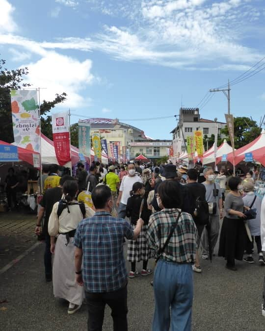 沖縄県民のおでかけ応援サイト「ちゅらとく」さんのインスタグラム写真 - (沖縄県民のおでかけ応援サイト「ちゅらとく」Instagram)「県内の特産・名産品が大集結！おいしい沖縄グルメやビールを堪能できる「第47回 沖縄の産業まつり」が那覇市で開催＼(^o^)／  本イベントは、沖縄の県産品が一堂に集まる県内最大の総合産業展。生産者の生産意欲や県産品に対する消費者の意識、時代のニーズに対応した新製品の開発や品質の向上促進に努めつつ、県内産業に対する県民の意識を深める祭り♪  会場では、市町村の自慢の品を集めた特産品コーナーや、工芸品の展示即売、産学官の取り組みを紹介する展示など、沖縄の産業に楽しく触れられる催しが満載！  沖縄ならではのグルメや泡盛、ビールなどを堪能できるエリアもあり、大人から子どもまで気軽に足を運べるイベントとなっています☆  沖縄の新しい魅力を見つけられる「沖縄の産業まつり」。まーさむん、上等むんを見つけにお出かけしてみては(*^^*)  【開催日時】 2023年10月27日（金）～29日（日） 10時～20時（屋内展は19時まで）  【場所】 奥武山公園・県立武道館 沖縄県那覇市奥武山町52  【入場料】 無料  【駐車場】 あり（那覇軍港西側特設駐車場） ※那覇軍港西側特設駐車場から会場までシャトルバスを運行します。 ※駐車台数に限りがあるため、できるだけ公共交通機関の利用をお願いします。  【問い合わせ】 沖縄の産業まつり実行委員会事務局（公益社団法人沖縄県工業連合会内）  👜フォロー＆投稿保存をしておでかけの参考に♪  ほかにも様々なおでかけ情報あり！ 気になる詳細は @churatoku プロフィール欄のURLから「おでかけ情報」をチェック＼(^o^)／  沖縄県民のおでかけを応援するサイト「ちゅらとく」 おでかけに役立つ情報をお届け✨ ▶ホテル(宿泊・レストラン)・遊び体験・ツアーのお得情報 ▶旬のイベント・おでかけスポット情報 ❤Follow Me @churatoku  #ちゅらとく #ちゅらとくおでかけ #churatoku #沖縄県民限定 #沖縄 #沖縄スポット #沖縄おでかけ #沖縄イベント #奥武山公園 #那覇市 #那覇 #沖縄の産業まつり」10月23日 18時00分 - churatoku