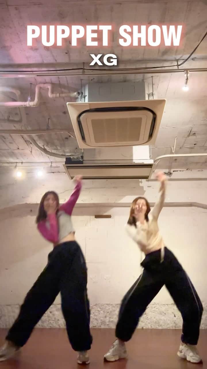 りかりこのインスタグラム：「XG-PUPPET SHOW-🩷💛  @ichirika_62 @riko_ichino   #xg #puppetshow #踊ってみた #ダンス #twins #りかりこ」