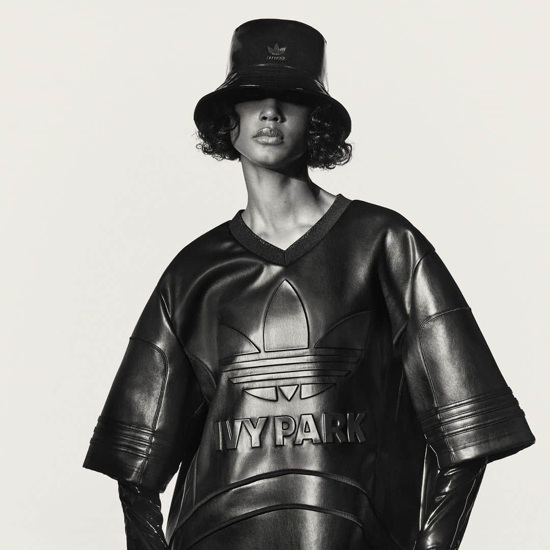 のインスタグラム：「・ IVY PARK NOIR  ムーブメント、マテリアリティ、大胆な自己表現をテーマに、パワフルかつ、自由に動けるユニークなシルエットを構築。  人体の美しいフォルムを際立たせるオールブラックのアパレル、フットウェア、アクセサリーのカプセルコレクション。  展開店舗  GRAND STAGE INLINE STORE  https://gs.abc-mart.net/feature/21850/   #abcmart #abcgs #adidas #adidasoriginals #IVP #IVYPARK #IVYPARKNOIR @weareivypark」