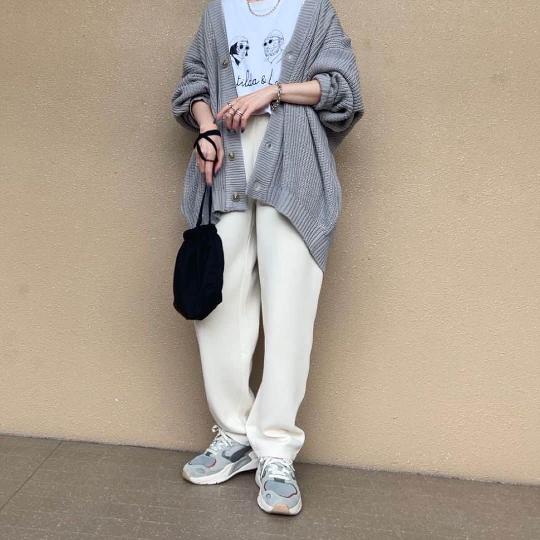 坪田めぐみさんのインスタグラム写真 - (坪田めぐみInstagram)「・ 白とグレー。  寒くなるとグレーのお洋服が増えます。 なぜだか恋しくなる笑 🐘🐘🐘 ・ ・ ・ ・Tシャツ　#canaljean . ・カーディガン　#wego . ・パンツ　#uniqlo . ・スニーカー　#puma . ・ ・ ・ ・ ・ ・ #大人カジュアル #大人カジュアルコーデ #ワンマイルウェア #ラフコーデ #カーディガンコーデ #uniqloコーデ #ユニクロ」10月23日 18時00分 - meg1006t