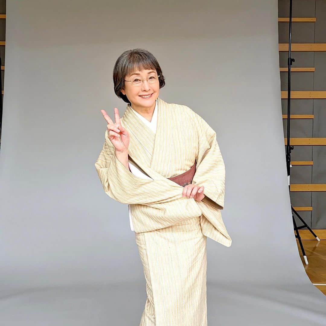 ミステリと言う勿れのインスタグラム：「. #松坂慶子 さん､公式初登場！ ポスター撮影後のかわいい✌️です！  弁護士役•税理士役の #段田安則 さん #角野卓造 さんと 映画でも一緒のシーンが多いのですが スタジオ前室でも一緒にいました 笑  #ミステリと言う勿れ #ミステリ映画 #ミスなか #菅田将暉 #松下洸平 #町田啓太 #原菜乃華 #萩原利久 #鈴木保奈美 #滝藤賢一 #でんでん #野間口徹 #松坂慶子 #松嶋菜々子 #伊藤沙莉 #尾上松也 #筒井道隆 #永山瑛太 #角野卓造 #段田安則 #柴咲コウ #kinggnu」