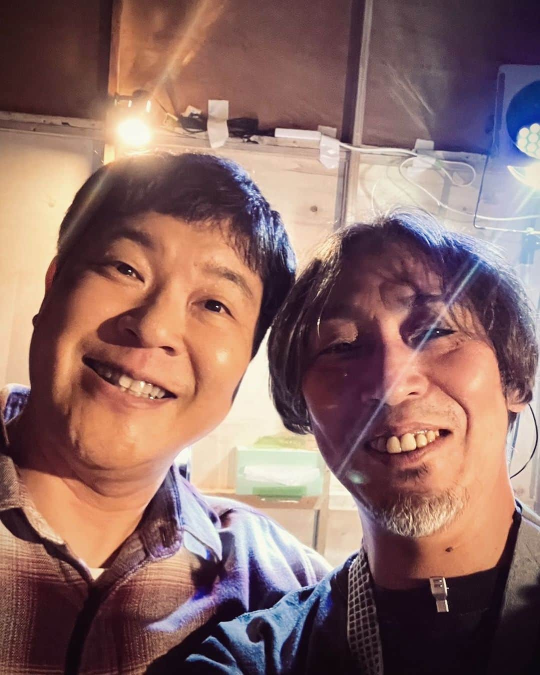 竹井亮介さんのインスタグラム写真 - (竹井亮介Instagram)「2023年10月22日。 出演していた舞台「#多重露光 」は閉幕。 実は、この公演で、久しぶりの再会がありました。 稽古の途中から合流してきてくれた、演出部の さとっさん こと、佐々木智史氏。 2015年に出演した「算段兄弟」で出逢い、さとっさんとは、お互いも子どもも同い年であることで、なんとなく仲間意識が芽生え、その後もSNSを通じて交流してきました。 またいつかご一緒したいねと。 それが、8年ぶりの今回でした。 またいつか は、ちゃんと叶うんや！ 嬉しかったです。 千穐楽終演後の舞台裏でパチリ。 #すてきなひとと」10月23日 18時01分 - takeiryosuke