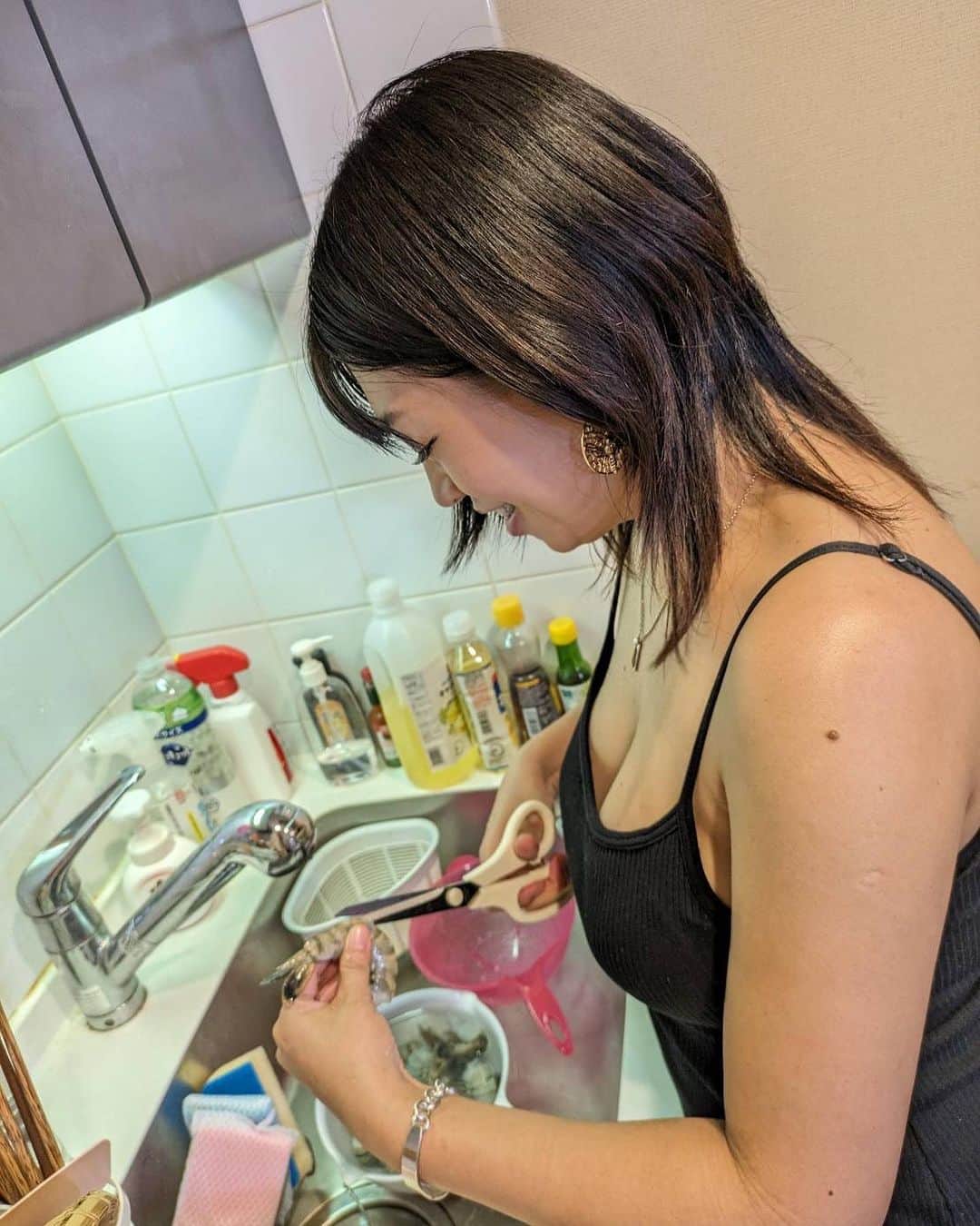 範田紗々さんのインスタグラム写真 - (範田紗々Instagram)「🦐背わた取り（地味） #今夜もササごはん #葵マリープロデュース　 #ガーリックシュリンプ」10月23日 18時11分 - handa_sasa