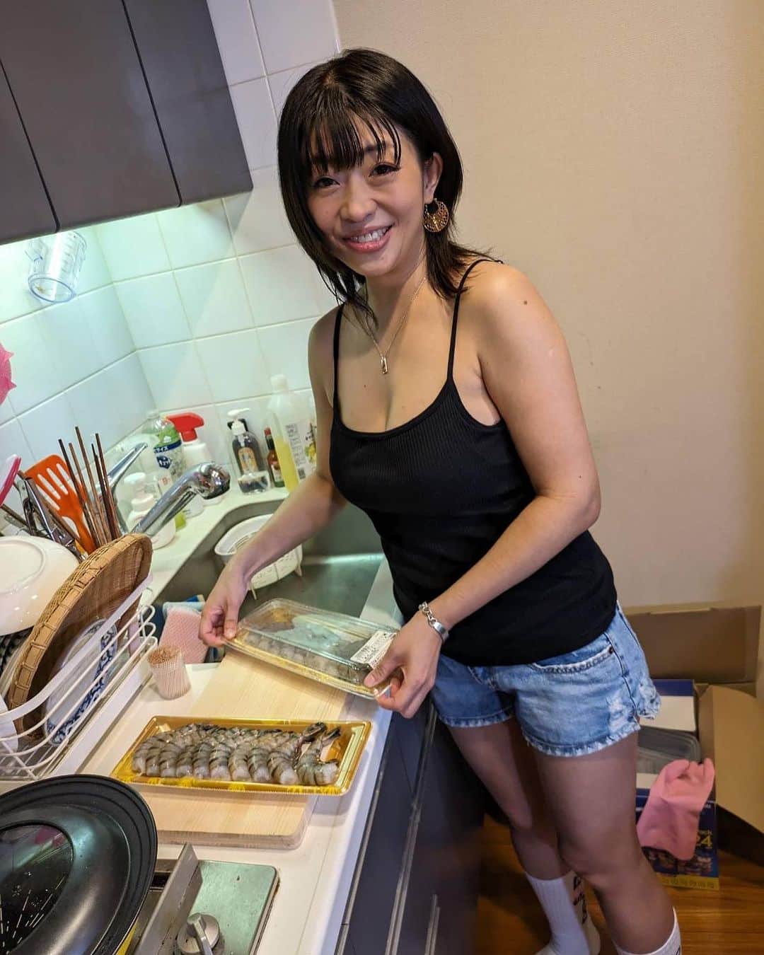 範田紗々さんのインスタグラム写真 - (範田紗々Instagram)「🦐背わた取り（地味） #今夜もササごはん #葵マリープロデュース　 #ガーリックシュリンプ」10月23日 18時11分 - handa_sasa