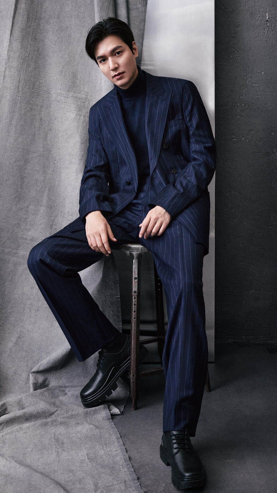 ヒューゴボスのインスタグラム：「Next-level craftsmanship in timeless navy. Never underestimate the power of a pinstriped suit, as worn by #LeeMinho #BeYourOwnBOSS」