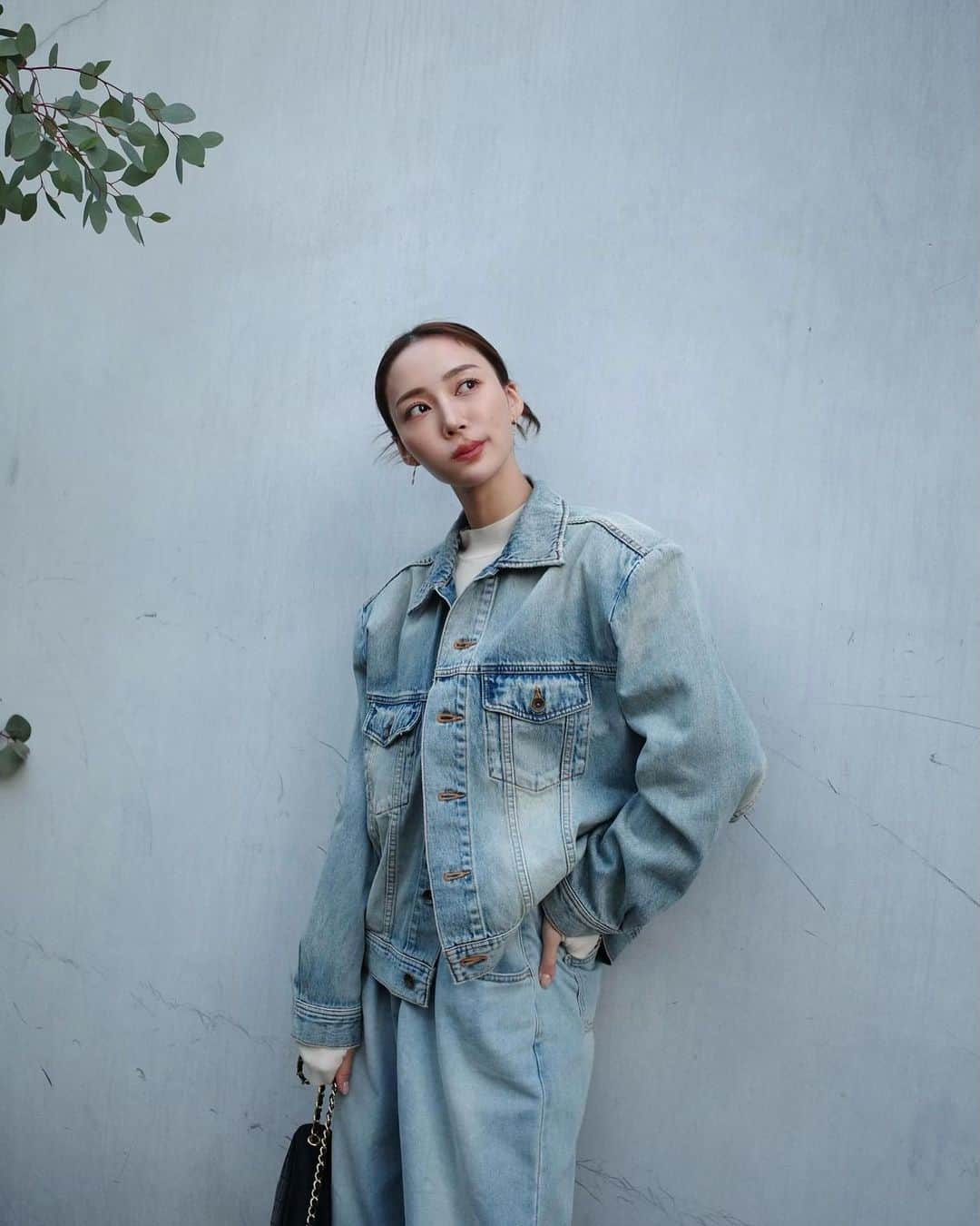 中島ケイカさんのインスタグラム写真 - (中島ケイカInstagram)「denim × denim  久しぶりにしたけど中は女っぽくピタッと背中出したい🤭  #outfit #ootd #coordinate #fashion #searoomlynn #ambient #ambientxkeica #ambient23aw_kc #drmartens #chanel #alea」10月23日 18時10分 - kathy_tan529