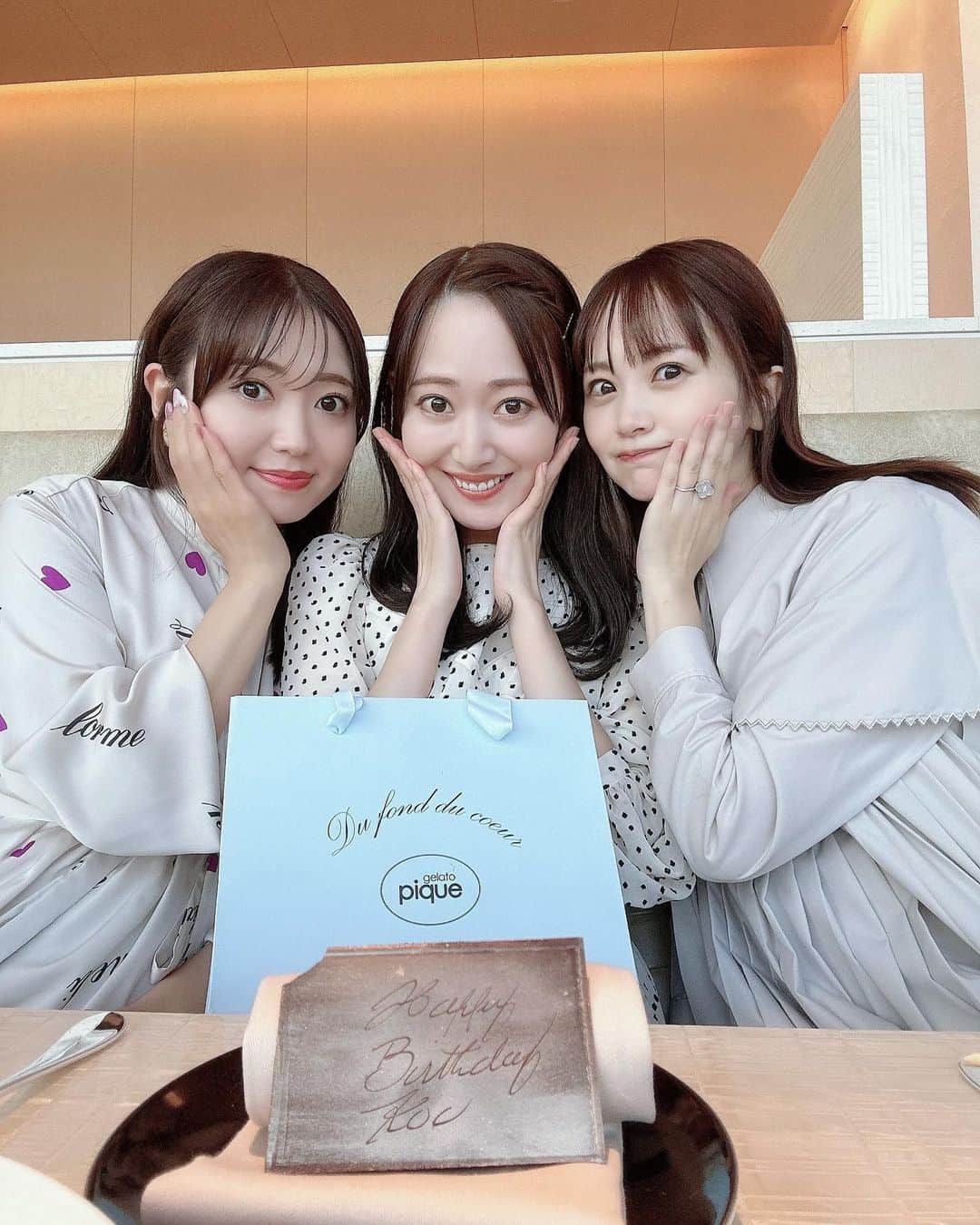 のインスタグラム：「久々にコース料理を楽しめた日♡☺️ （妹のお誕生日をお祝いしました🍰）  美味しかったな〜って今も思い出すと食べたくなる😋💕  なたり〜ちゃんから 私にまでプレゼント🎁 素敵なハンカチをありがとう☺️🤍」