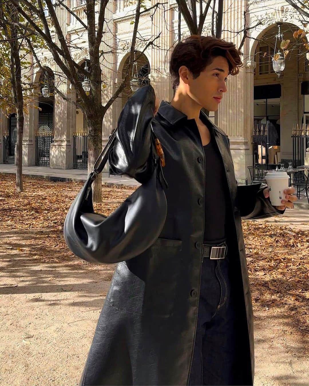 ジャックゴムさんのインスタグラム写真 - (ジャックゴムInstagram)「Promenade dans les rues de Paris pour @jrafael2095 et notre sac demi-lune en cuir ELLE.   #JACKGOMME #fallwintercollection #fw23 #madeinfrance #bag #leatherbag #paris」10月23日 18時11分 - jackgomme_paris