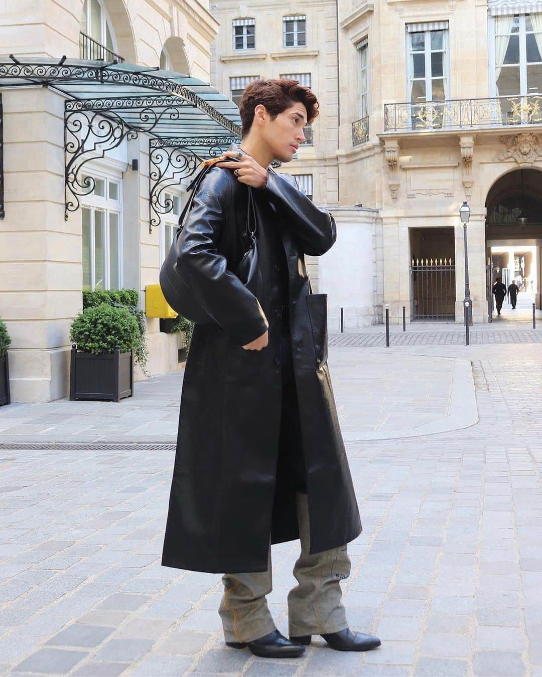 ジャックゴムさんのインスタグラム写真 - (ジャックゴムInstagram)「Promenade dans les rues de Paris pour @jrafael2095 et notre sac demi-lune en cuir ELLE.   #JACKGOMME #fallwintercollection #fw23 #madeinfrance #bag #leatherbag #paris」10月23日 18時11分 - jackgomme_paris