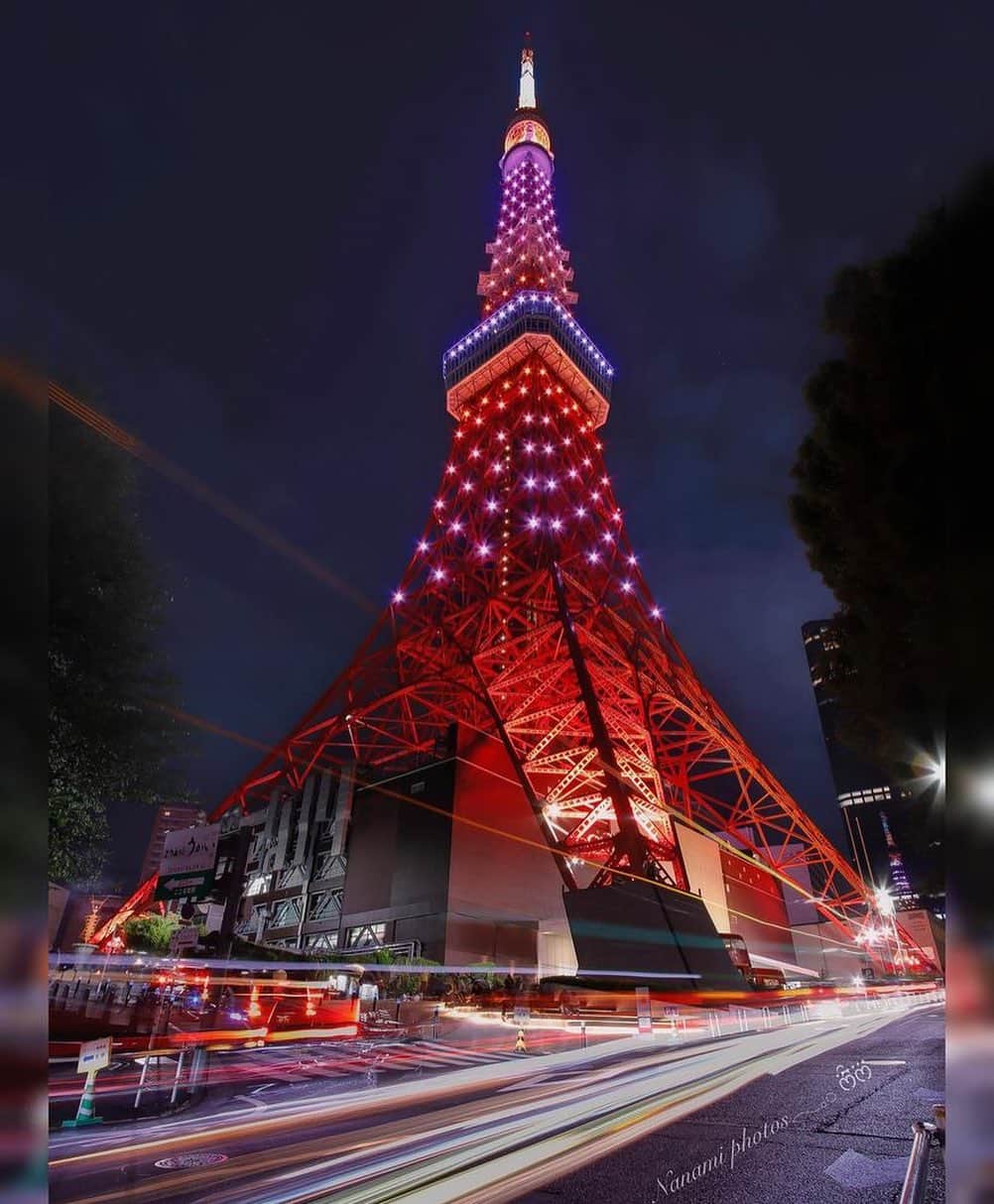 東京タワーのインスタグラム：「. 毎週月曜日20時〜22時まで 2時間限定で点灯する インフィニティ・ダイヤモンドヴェールの レギュラーライトアップ✨  10月のカラーは 茜色（Sunset Orange）です。   茜色といえば、10月の夕焼け色。 本格的な秋の訪れを感じさせてくれる色ですね。   本日はYour Tokyo Tower🗼から @nanami_radlover さんのお写真をご紹介。   素敵なお写真をありがとうございました😊  ———————————  【 お知らせ 】  ■ Your Tokyo Tower 🗼  # your_tokyotowerで あなたの東京タワーをリポスト！  @tokyotower_official の タグ付けをしてくれると見つけやすいよ！  皆様からの投稿 どしどしお待ちしております！  ■ 公式LINE  東京タワー公式LINEでは 東京タワーのイベント情報を お届けしています！  詳細はプロフィールにあるリンクから↓ @tokyotower_official  ———————————  #東京タワー #東京タワー🗼 #tokyotower #tokyotower🗼  #ライトアップ #lightup」