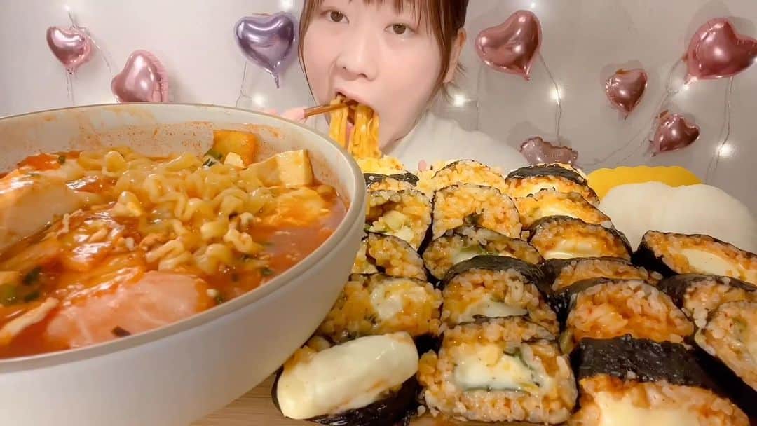 のインスタグラム：「プルダックラーメンとチーズキンパ🍜Buldak Ramen and Cheese Kimbap🍜 #asmr r #asmreating #eating #mukbang」