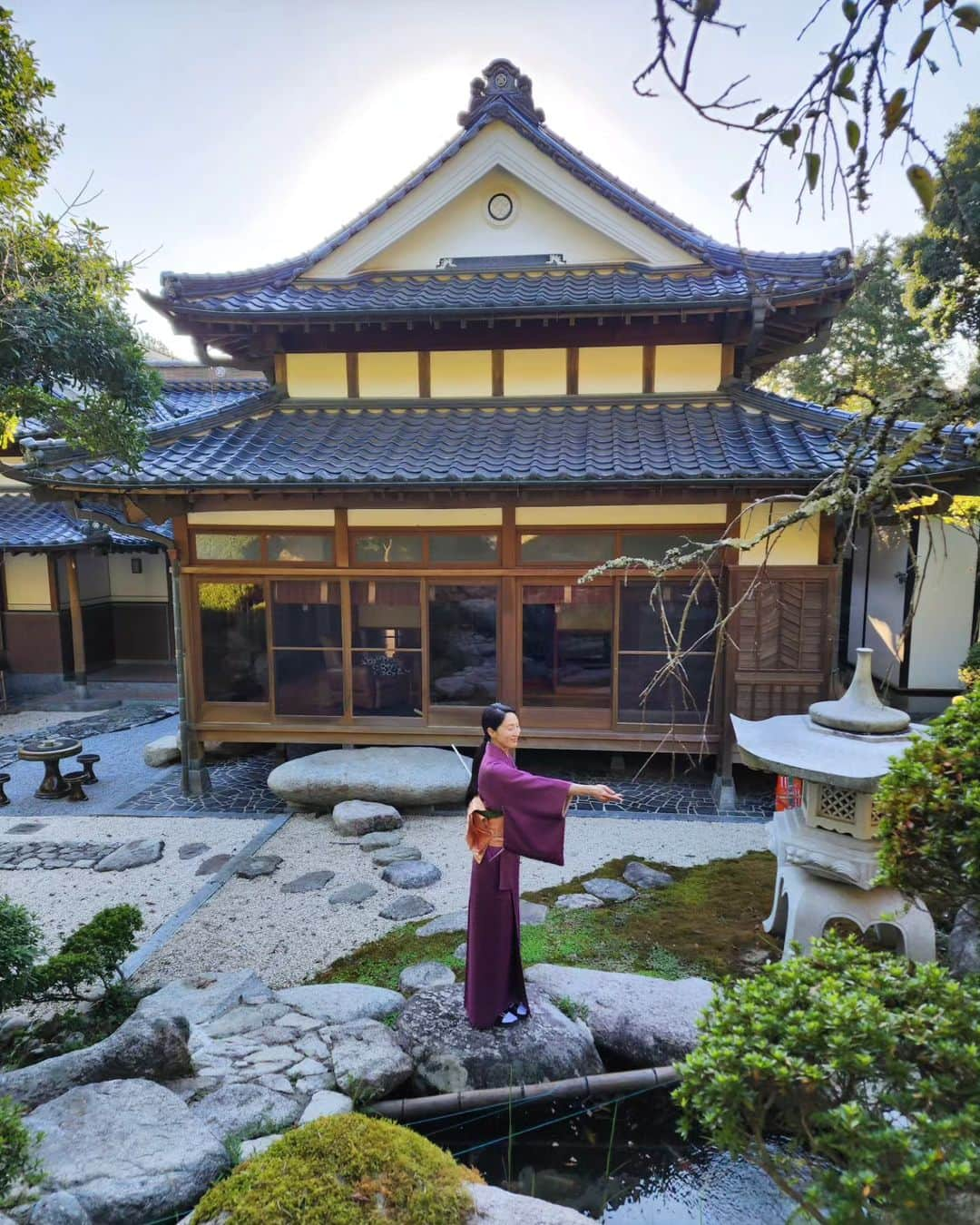 吉松育美のインスタグラム：「My daily routine💜 Feeding koi🐟🐠🐡  最近のたまーにする日課。 #鯉 のえさやり🫡最近白鷺がまた飛んできて鯉を食べようとするから困った😖💧  バディーがつかさず追いかけますが飛べないバディーはお空をみるだけ😅  #routine #life #daily #鯉 #錦鯉 #池 #데일리 #着物 #일상 #japan #👘 #きもの #kimono #和服 #着物女子」