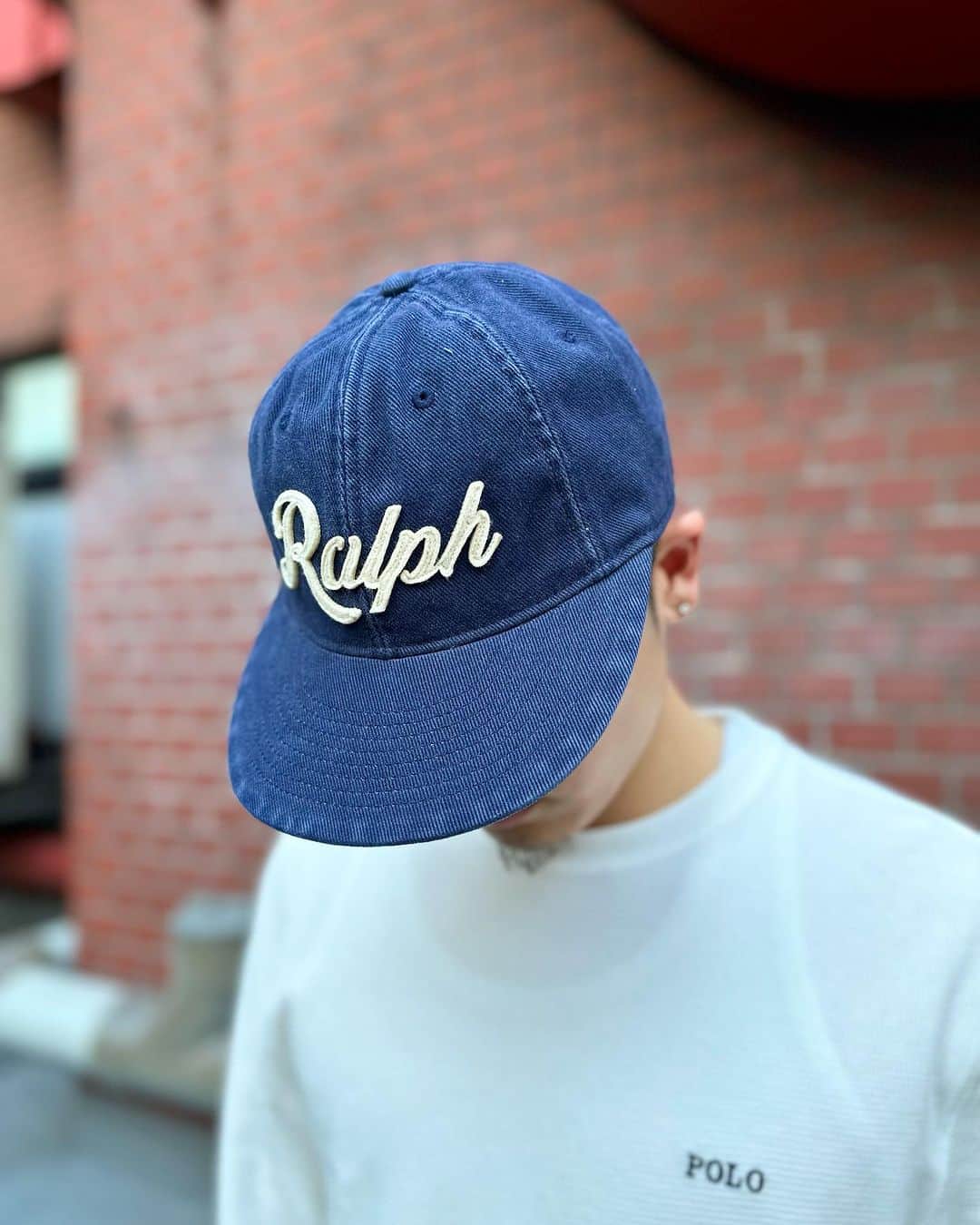 GROW AROUNDのインスタグラム：「#growaroundnewarrivals  POLO RALPH LAUREN  AUTHENTIC BASEBALL CAP  ありそうで無かった筆記体のRalphロゴのCAP レザーストラップになっています。  SIGNATURE PONY  HIGH CROWN TWILL CAP US限定のポニーが刺繍された硬めの生地でNEW ERA 9 FORTYに近いシルエットになっています。」