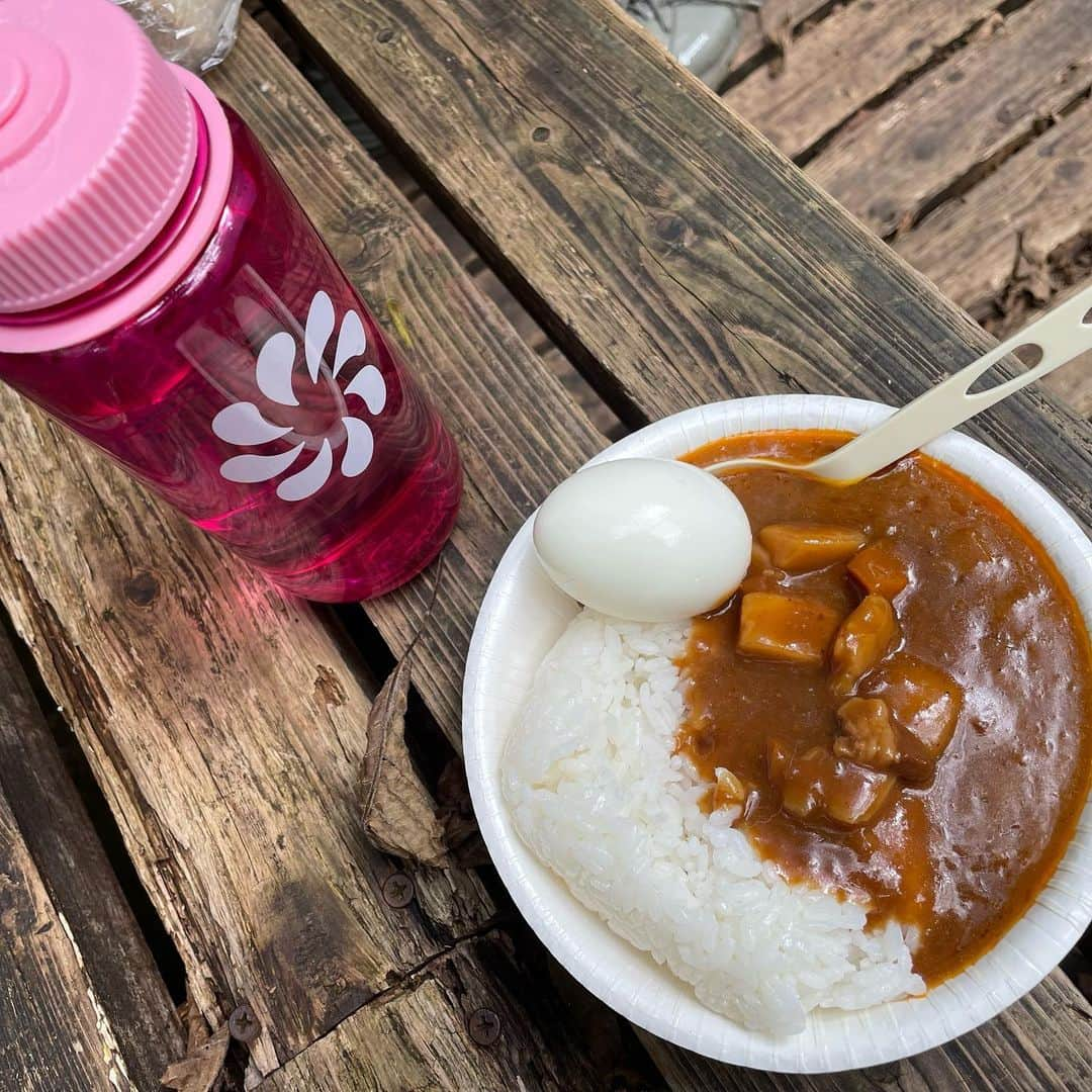 南沢奈央のインスタグラム：「山カレー、思い出の味。 #登山 #山飯 #三頭山」