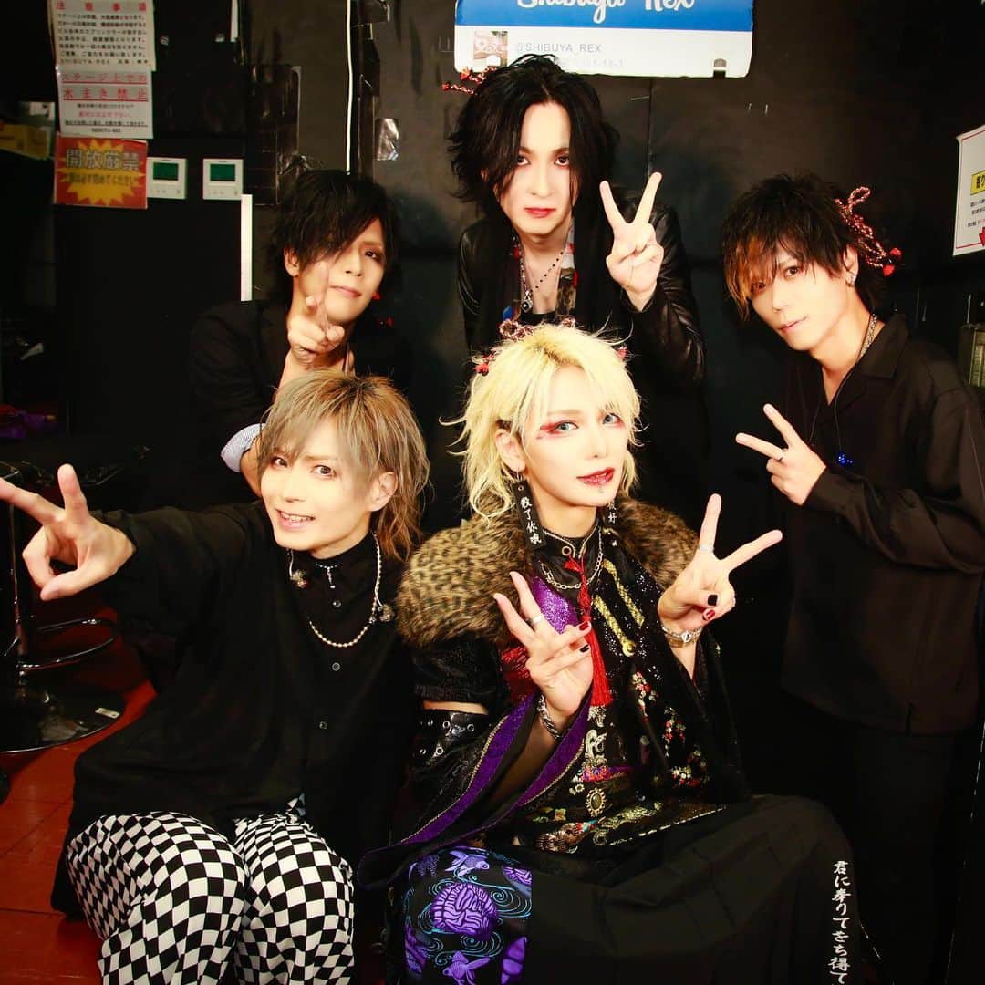 のインスタグラム：「We are doing 3 live shows with special members. I still want to grow.  幸の恩返し初日のライブ公演、このメンバーで神戸、名古屋と行きます。  ダウトではできないライブハウスなので、僕からしたら初めてのライブハウスでドキドキワクワクしてます！  みんな待っててね？  チケットも発売中です、ツアーファイナル今回名古屋だぜっ。  #ダウト #ビジュアル系 #ヴィジュアル系 #音楽 #ポートレート #メイク #和メイク #メイクアップ #ヘアアレンジ #一眼レフ #japan #visual #visualkei #kimono #love #コスプレ  #instagood #fashion #happy #followme #follow #art #music #haircolor #makeup #photography #メイク男子  #和服  #cosplay  #衣装」