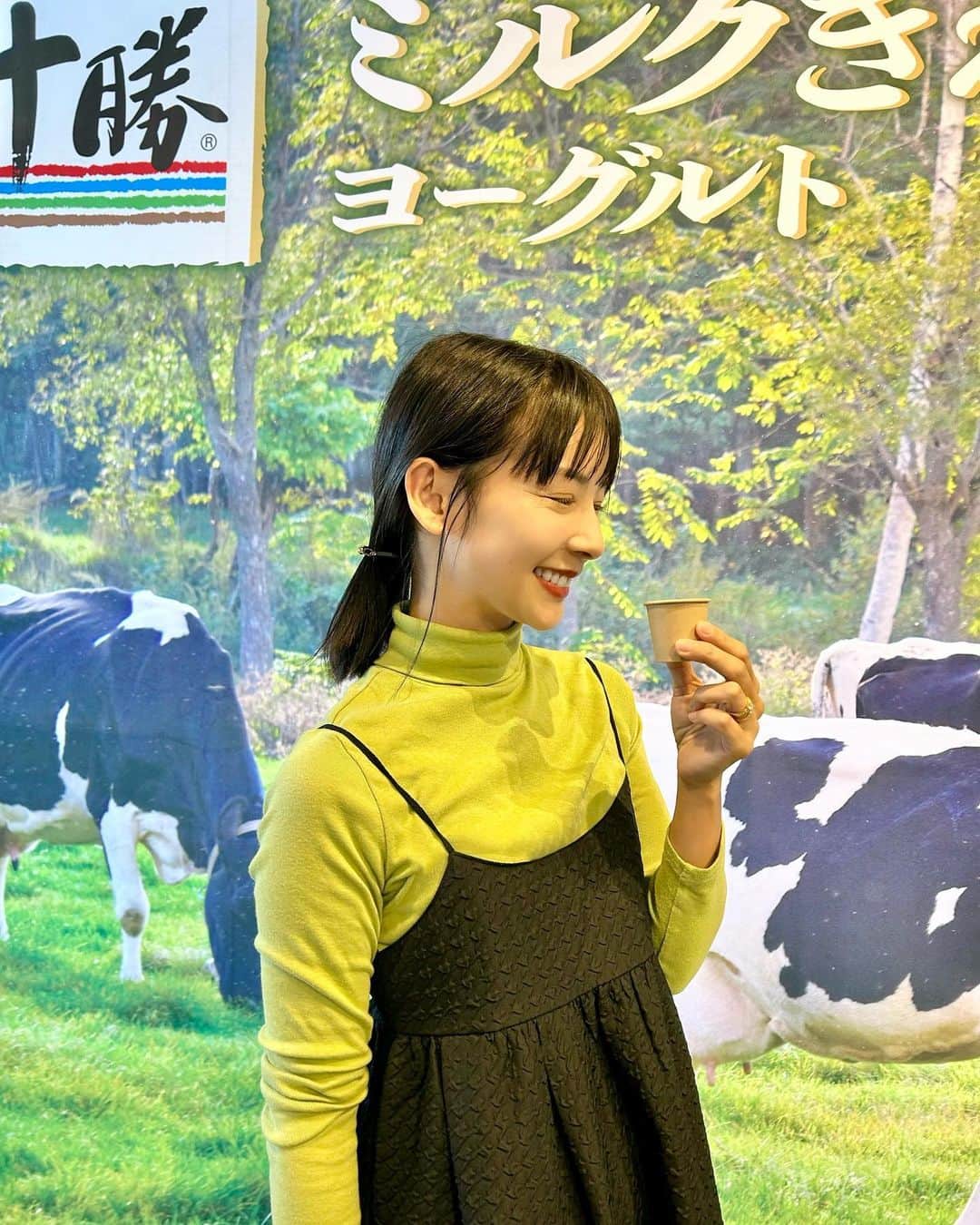 阪本智子さんのインスタグラム写真 - (阪本智子Instagram)「🐮♡  ヨーグルトが大好きな私😊  【明治北海道十勝ミルクきわだつヨーグルト】が新しくなったということで 試食会に行ってきました🥄  旧と新を食べ比べてみると味わいが全然違う！  スプーンを入れると密度の高い感じだけど、 食べるとトロッと食感で甘さがじゅわ〜😋 ミルク感もアップしていてとっても美味しかったです✨  使っている生乳、てんさい糖、乳酸菌がオール十勝素材なのも嬉しいところ🎵  ちなみに、、 "十勝"って自然が豊かで美味しいものが沢山あるイメージだったので、グリーンのトップスで行ったら良い感じにリンク出来ました🐮🌱笑  #PR #meiji #明治 #試食会 #明治北海道十勝ミルクきわだつヨーグルト #オール十勝素材」10月23日 18時09分 - tomoko_sakamoto423