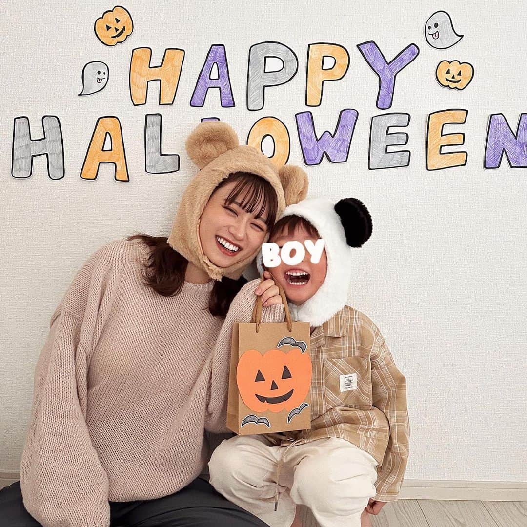 田南瑠衣さんのインスタグラム写真 - (田南瑠衣Instagram)「すこ〜し早めのハピハロ🎃👻❤️  前回の投稿に引き続き 今回もニューボンフォトのレンタルセットを使った お気に入りの家族写真達✌🏽🏠  ウサギさん🐇の被り物が入ってたから み〜んな動物の被り物をAmazonで調達して アニマルハロウィン！！！笑  ちなみに可愛すぎるレンタルアイテムは @link_to1416 さんのものです✨ 特別10%OFFクーポン🎫まで作っていただいて おひとり様一回限り使えます‼︎ クーポンコードはこちら🌷【linkto222】  息子も一緒に飾り付けをしてくれて 後ろのハロウィンは色鉛筆で描きました😂✏️  #ニューボーンフォト #ニューボーンフォトレンタル #セルフニューボーンフォト #ニューボーンフォトセルフ #出産報告 #妊娠後期 #ハロウィン #男の子ママ #女の子ママ #ハロウィンコスプレ  #ハロウィン仮装  #5歳差育児  #pr」10月23日 18時09分 - k.r0303