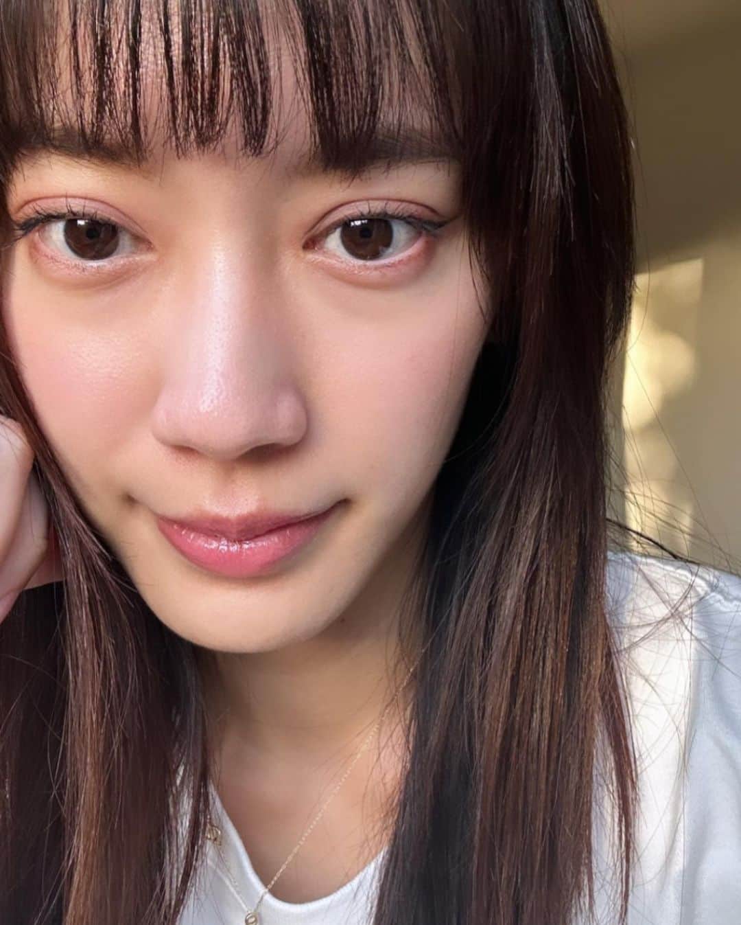 甲斐まりかのインスタグラム：「ミニマルな毎日メイク♡ 昨日あげたストーリーの使用アイテム載せました。 swipe!!  #毎日メイク #美容」