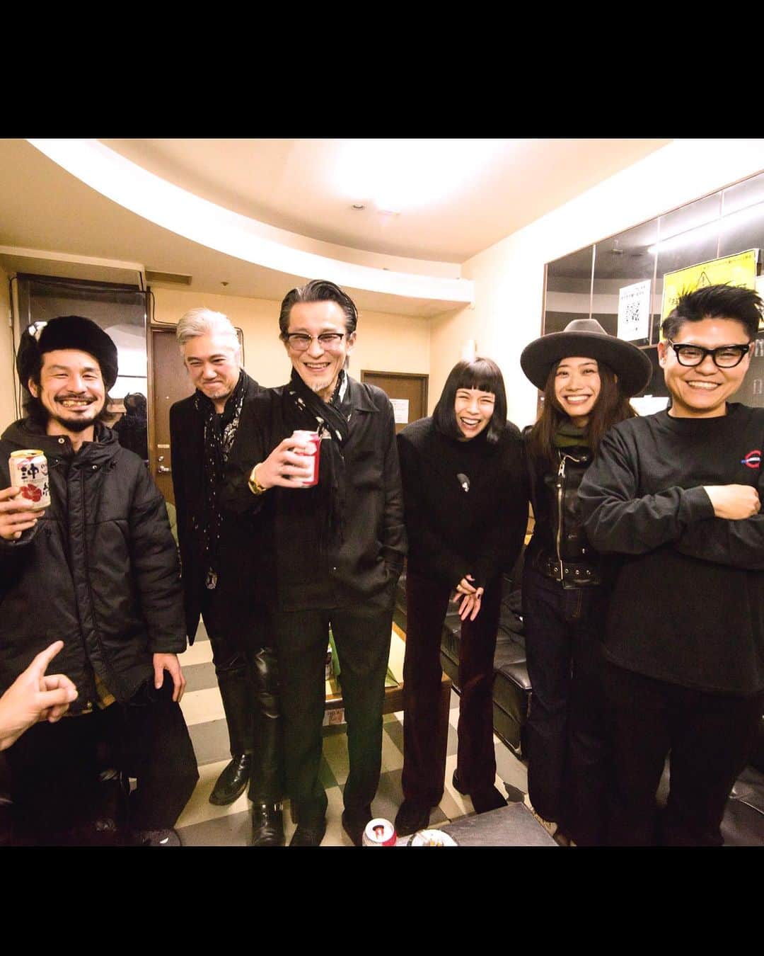 紗羅マリーさんのインスタグラム写真 - (紗羅マリーInstagram)「ラーナーズを結成して8年。 チャーベさんと2人でふわふわやっていた頃を入れたら10年。 私は、"ラーナーズ" という 何とも居心地のいい母胎の中で自由に泳がせてもらっていた気持ちでいました。  5人それぞれ、好きな音楽も 生き方も違う中で 生み出される 音は 五芒星の様に 5つのトンガリがある。 それの交わる部分が、ライブ会場で皆さんが 観てきた 聴いてきた 魔法です。  絶妙なバランスで成り立ち、 5人全員が主役・フロントマン こんなバンドはきっと いないでしょう。  メンバー全員が自負している事と思う。  誇りを持ってライブをして来た10年,光を超えた速さだった。そして、最後1回のライブで、私が歌うラーナーズ 終わりです。  幸せなことばかりじゃ進めない人生には、 時として、大切なものを手放さなければいけない　どうしようもない時がある。 だけど、終わりにしましょう。 と言えたのは ラーナーズというバンドを超えた  家族の揺るがない絆、信頼、愛があるからです。  この10年 ラーナーズに出逢ってくれて ありがとう 一緒に泣いて笑って、怒ってくれて ありがとう 歌ってくれてありがとう。  BLACK LIPSの前座で 1日限りの集いだったはずの 5人ラーナーズ。 始まりは新代田FEVER  終わりも、ここで  ラストワルツを。 ラーナーズとしてマイクを持つ最後の日  2023年12月15日(金) 新代田FEVER ラーナーズからみなさんへ最後の贈り物。魔法をかけに行きますね。 #ラーナーズ」10月23日 18時12分 - saramary12
