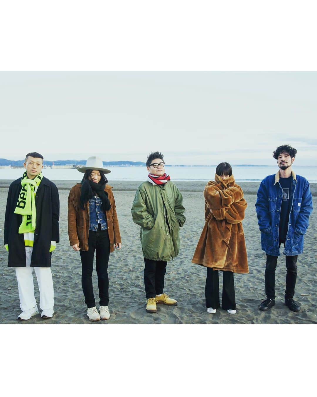 紗羅マリーさんのインスタグラム写真 - (紗羅マリーInstagram)「ラーナーズを結成して8年。 チャーベさんと2人でふわふわやっていた頃を入れたら10年。 私は、"ラーナーズ" という 何とも居心地のいい母胎の中で自由に泳がせてもらっていた気持ちでいました。  5人それぞれ、好きな音楽も 生き方も違う中で 生み出される 音は 五芒星の様に 5つのトンガリがある。 それの交わる部分が、ライブ会場で皆さんが 観てきた 聴いてきた 魔法です。  絶妙なバランスで成り立ち、 5人全員が主役・フロントマン こんなバンドはきっと いないでしょう。  メンバー全員が自負している事と思う。  誇りを持ってライブをして来た10年,光を超えた速さだった。そして、最後1回のライブで、私が歌うラーナーズ 終わりです。  幸せなことばかりじゃ進めない人生には、 時として、大切なものを手放さなければいけない　どうしようもない時がある。 だけど、終わりにしましょう。 と言えたのは ラーナーズというバンドを超えた  家族の揺るがない絆、信頼、愛があるからです。  この10年 ラーナーズに出逢ってくれて ありがとう 一緒に泣いて笑って、怒ってくれて ありがとう 歌ってくれてありがとう。  BLACK LIPSの前座で 1日限りの集いだったはずの 5人ラーナーズ。 始まりは新代田FEVER  終わりも、ここで  ラストワルツを。 ラーナーズとしてマイクを持つ最後の日  2023年12月15日(金) 新代田FEVER ラーナーズからみなさんへ最後の贈り物。魔法をかけに行きますね。 #ラーナーズ」10月23日 18時12分 - saramary12