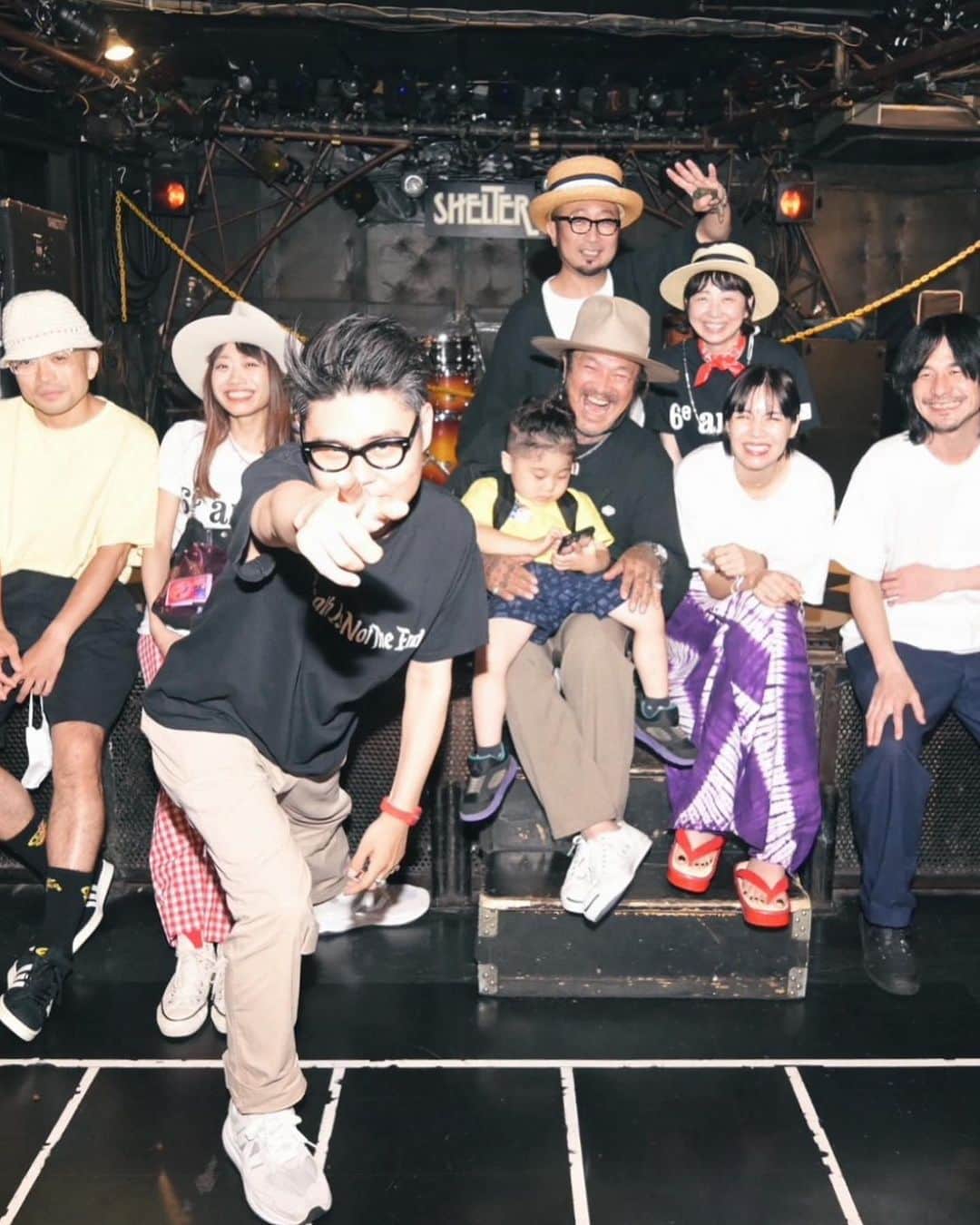 紗羅マリーさんのインスタグラム写真 - (紗羅マリーInstagram)「ラーナーズを結成して8年。 チャーベさんと2人でふわふわやっていた頃を入れたら10年。 私は、"ラーナーズ" という 何とも居心地のいい母胎の中で自由に泳がせてもらっていた気持ちでいました。  5人それぞれ、好きな音楽も 生き方も違う中で 生み出される 音は 五芒星の様に 5つのトンガリがある。 それの交わる部分が、ライブ会場で皆さんが 観てきた 聴いてきた 魔法です。  絶妙なバランスで成り立ち、 5人全員が主役・フロントマン こんなバンドはきっと いないでしょう。  メンバー全員が自負している事と思う。  誇りを持ってライブをして来た10年,光を超えた速さだった。そして、最後1回のライブで、私が歌うラーナーズ 終わりです。  幸せなことばかりじゃ進めない人生には、 時として、大切なものを手放さなければいけない　どうしようもない時がある。 だけど、終わりにしましょう。 と言えたのは ラーナーズというバンドを超えた  家族の揺るがない絆、信頼、愛があるからです。  この10年 ラーナーズに出逢ってくれて ありがとう 一緒に泣いて笑って、怒ってくれて ありがとう 歌ってくれてありがとう。  BLACK LIPSの前座で 1日限りの集いだったはずの 5人ラーナーズ。 始まりは新代田FEVER  終わりも、ここで  ラストワルツを。 ラーナーズとしてマイクを持つ最後の日  2023年12月15日(金) 新代田FEVER ラーナーズからみなさんへ最後の贈り物。魔法をかけに行きますね。 #ラーナーズ」10月23日 18時12分 - saramary12