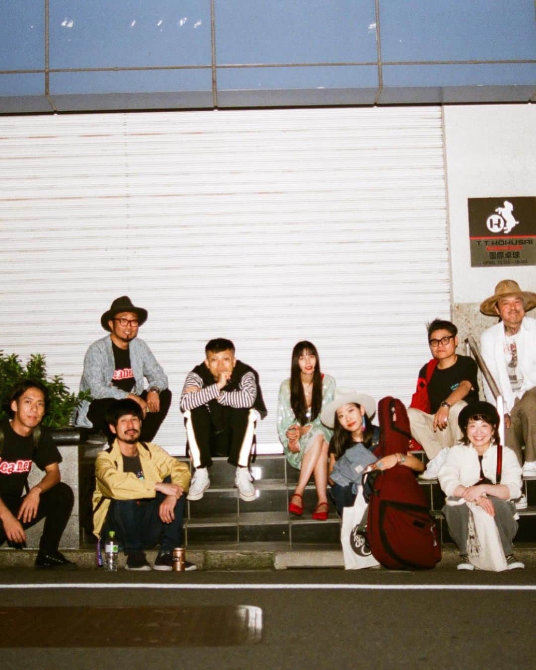 紗羅マリーさんのインスタグラム写真 - (紗羅マリーInstagram)「ラーナーズを結成して8年。 チャーベさんと2人でふわふわやっていた頃を入れたら10年。 私は、"ラーナーズ" という 何とも居心地のいい母胎の中で自由に泳がせてもらっていた気持ちでいました。  5人それぞれ、好きな音楽も 生き方も違う中で 生み出される 音は 五芒星の様に 5つのトンガリがある。 それの交わる部分が、ライブ会場で皆さんが 観てきた 聴いてきた 魔法です。  絶妙なバランスで成り立ち、 5人全員が主役・フロントマン こんなバンドはきっと いないでしょう。  メンバー全員が自負している事と思う。  誇りを持ってライブをして来た10年,光を超えた速さだった。そして、最後1回のライブで、私が歌うラーナーズ 終わりです。  幸せなことばかりじゃ進めない人生には、 時として、大切なものを手放さなければいけない　どうしようもない時がある。 だけど、終わりにしましょう。 と言えたのは ラーナーズというバンドを超えた  家族の揺るがない絆、信頼、愛があるからです。  この10年 ラーナーズに出逢ってくれて ありがとう 一緒に泣いて笑って、怒ってくれて ありがとう 歌ってくれてありがとう。  BLACK LIPSの前座で 1日限りの集いだったはずの 5人ラーナーズ。 始まりは新代田FEVER  終わりも、ここで  ラストワルツを。 ラーナーズとしてマイクを持つ最後の日  2023年12月15日(金) 新代田FEVER ラーナーズからみなさんへ最後の贈り物。魔法をかけに行きますね。 #ラーナーズ」10月23日 18時12分 - saramary12