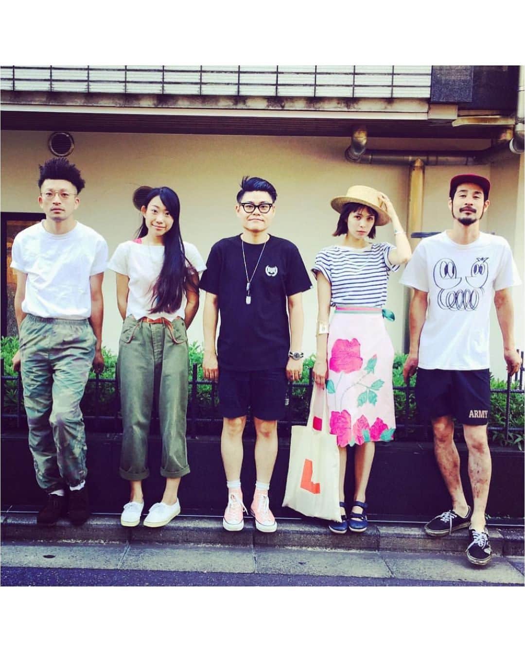 紗羅マリーさんのインスタグラム写真 - (紗羅マリーInstagram)「ラーナーズを結成して8年。 チャーベさんと2人でふわふわやっていた頃を入れたら10年。 私は、"ラーナーズ" という 何とも居心地のいい母胎の中で自由に泳がせてもらっていた気持ちでいました。  5人それぞれ、好きな音楽も 生き方も違う中で 生み出される 音は 五芒星の様に 5つのトンガリがある。 それの交わる部分が、ライブ会場で皆さんが 観てきた 聴いてきた 魔法です。  絶妙なバランスで成り立ち、 5人全員が主役・フロントマン こんなバンドはきっと いないでしょう。  メンバー全員が自負している事と思う。  誇りを持ってライブをして来た10年,光を超えた速さだった。そして、最後1回のライブで、私が歌うラーナーズ 終わりです。  幸せなことばかりじゃ進めない人生には、 時として、大切なものを手放さなければいけない　どうしようもない時がある。 だけど、終わりにしましょう。 と言えたのは ラーナーズというバンドを超えた  家族の揺るがない絆、信頼、愛があるからです。  この10年 ラーナーズに出逢ってくれて ありがとう 一緒に泣いて笑って、怒ってくれて ありがとう 歌ってくれてありがとう。  BLACK LIPSの前座で 1日限りの集いだったはずの 5人ラーナーズ。 始まりは新代田FEVER  終わりも、ここで  ラストワルツを。 ラーナーズとしてマイクを持つ最後の日  2023年12月15日(金) 新代田FEVER ラーナーズからみなさんへ最後の贈り物。魔法をかけに行きますね。 #ラーナーズ」10月23日 18時12分 - saramary12