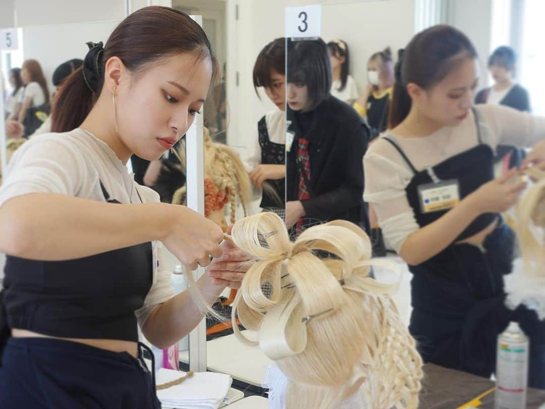 福岡ベルエポック美容専門学校さんのインスタグラム写真 - (福岡ベルエポック美容専門学校Instagram)「ベルエポックコンテスト2023〜福岡予選〜 ⁡ 姉妹校5校から選抜された学生たちが 2年間の学びの集大成を発揮するコンテスト🏆 ⁡ 先日福岡予選が行われ、 福岡校の代表者が決定しました！！ ⁡ 本選は11月7日(火)、原宿校で行われます🔥 今年のテーマは「INDIVIDUAL」。 ⁡ 当日は9:30〜ライブ配信もあるので 是非、観戦してください😊 ⁡ 本選出場となった皆さんは グランプリを目指して頑張りましょう！！ ⁡ ⁡ #福岡ベル #福岡ベルエポック美容専門学校 #ベルエポック美容専門学校 #美容学生 #美容学生の日常 #美容学校 #コンテスト #美容師 #カット #カラー #ヘアメイク #ヘアアレンジ #ブライダルヘアメイク #美容部員 #ファッション #エステティシャン #福岡 #天神 #博多 #fukuoka」10月23日 18時14分 - fukuoka_belle