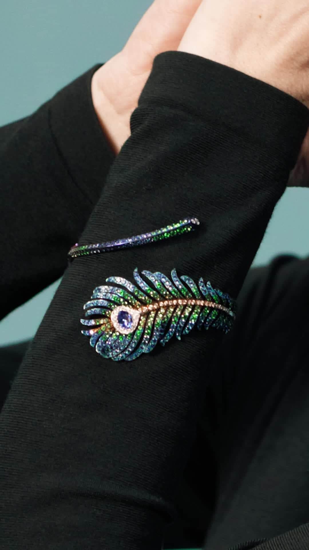 ブシュロンのインスタグラム：「Lightness isn't a destination, it's a journey. Ready for take-off with the Plume de Paon collection?⁣ ⁣ #PlumedePaon⁣ #SpreadYourWings」