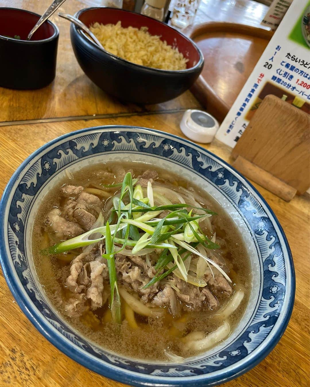 モリスのインスタグラム：「かつては高松のいたるところにあった黒田屋、最後の店舗になった西インター店が今週いっぱいで閉店。 朝方まで瓶ビールとおでんで粘って最後にうどんで締めて帰るのが高松バンドマンの伝統でした。我々の街のひとつの時代の終わり。酔っ払って食べる肉うどん大好きだったな。感謝。  #黒田屋 #うどん #香川 #高松 #讃岐うどん #香川県 #高松市 #うどん県 #香川グルメ #高松グルメ #udon #うどん屋 #うどん巡り #うどんスタグラム #うどん好き #うどん部 #うどんmap #うどん大好き #うどんインスタグラマー #うどん県それだけじゃない香川県 #ビール #瓶ビール #おでん #味噌おでん #肉うどん #肉 #kagawa #takamatsu #饂飩 #黒田屋高松西インター店」