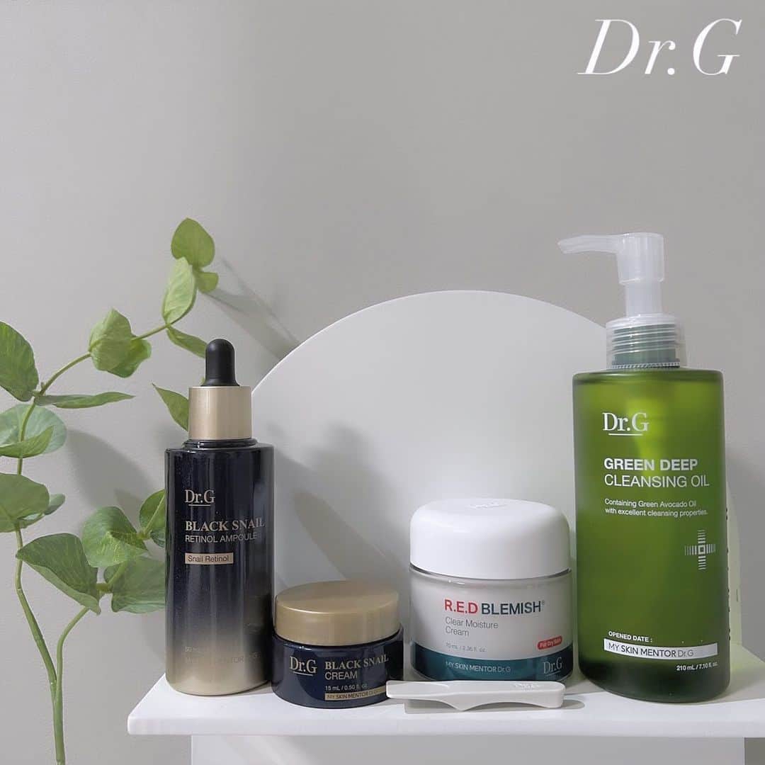 mmmaaakkkiiikkkoooのインスタグラム：「#PR Dr.Gのプロモーションに参加しています🌱 乾燥が気になり始める季節🍂 @dr.g_official_jp のスキンケア✨  ☑︎レッドブレミッシュクリアモイスチャークリーム  リポソーム化したCICA成分配合✨ 肌の奥まで満たす高保湿クリームは、しっかり保湿できるのにベタつかない⭐️ 速攻保湿できて低刺激なので 敏感肌の方にもオススメ💛  ☑︎ブラックスネイルアンプル  カタツムリ＆レチノール配合✨ ドクタージだけの抗酸化成分でもっと強力になったアンチエイジング効果が期待できる⭐️ 朝晩使える低刺激レチノールアンプルで敏感肌も使用できるのも嬉しい😊  ☑︎グリーンディープクレンジングオイル  99%植物由来成分 99%植物由来成分が肌には優しく、メイクはしっかりと落としてくれる✨W洗顔不要💛  Dr.G公式オンラインストア、Qoo10、楽天、ロフト、イオン、マツモトキヨシ、ココカラファインなどで購入できるので ぜひチェックしてみて下さい🌟 . . . .  #PR#保湿クリーム#ドクタージー #エイジングケア #角質ケア#乾燥肌#敏感肌#レチノール#カタツムリ#保湿ケア #美容#スキンケア#美肌ケア」