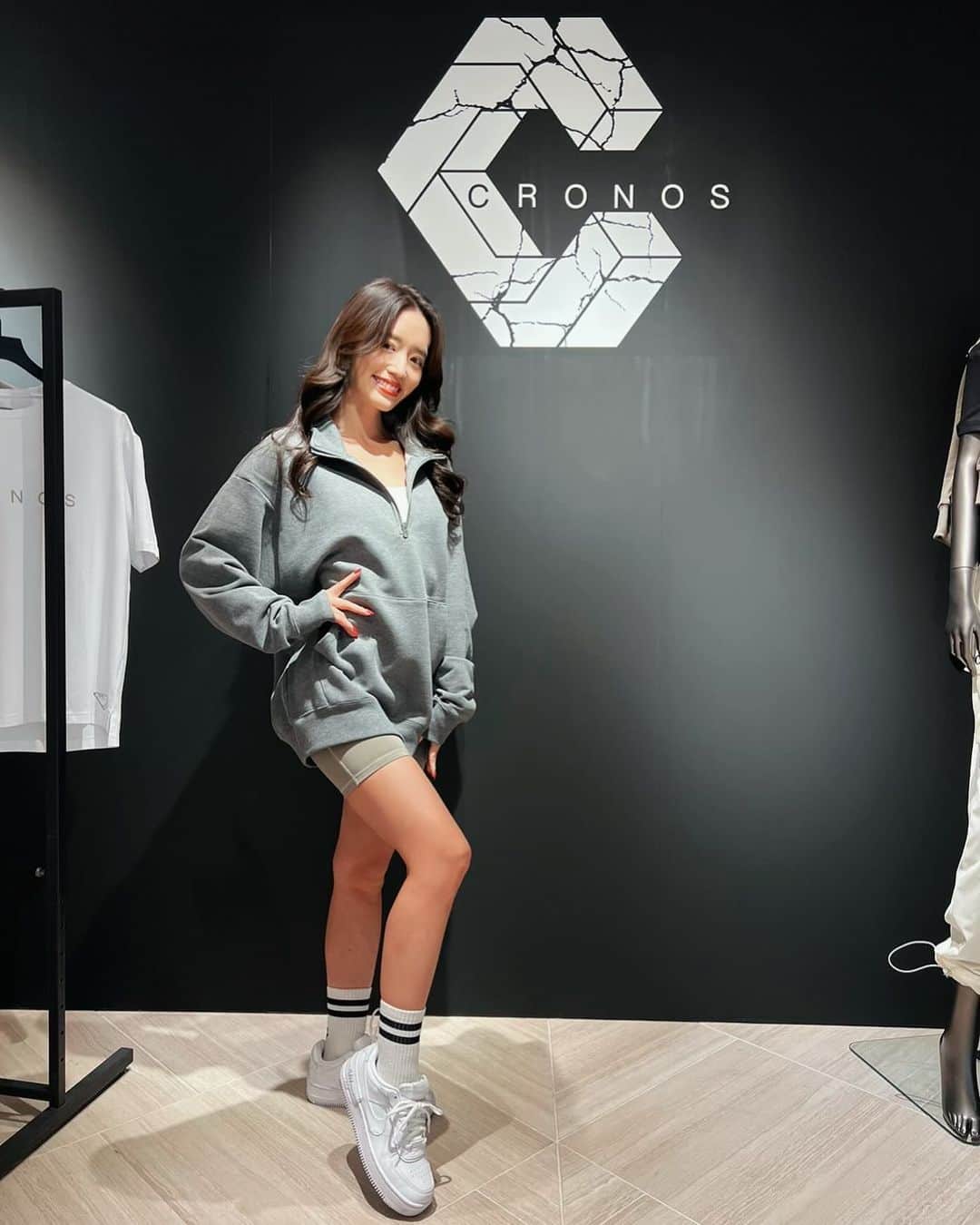 柳本絵美のインスタグラム：「昨日は銀座SIXで来店イベント🩷  お越しくださった皆さん、本当にありがとうございました🫶  セミナー終わりから駆けつけてくれた方や 涙を浮かべながら話していただいたり、 差し入れを持ってきてくださったりと…！ とっても嬉しかったです！😭 ありがとうございます🫶 みなさんから、元気をもりもりいただいちゃいました💫  そして今週土曜日は、 名古屋ストアに14:00-17:00でおじゃまします🧚 名古屋は会いに来てくれる方いるのかしら…！ と、ドキドキですが🤭 元気にお待ちしておりますので、 ぜひ気軽にお顔を見せにいらしてください💕  そして、改めてCRONOSチームが大好きです😍 @cronos_apparel  いつもサポートありがとうございます！🔥 11/5はもちろんCRONOSのビキニで挑んできます💓👙  大会まで2週間を切りましたが、 できる限りを尽くしたいと思います🙏」