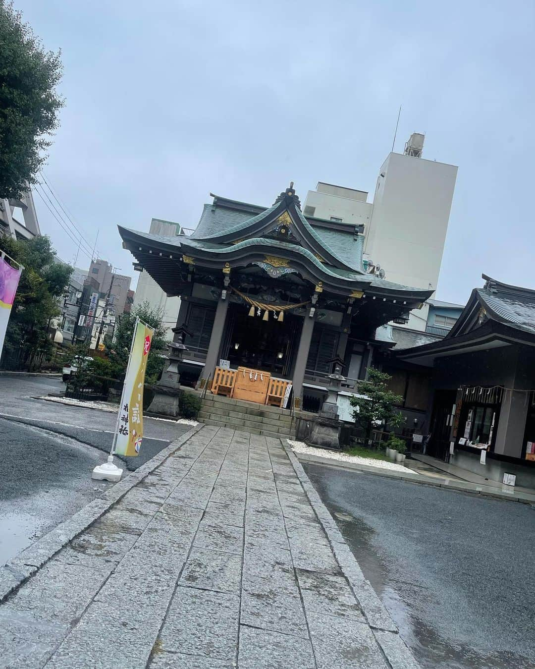 植田麻友美さんのインスタグラム写真 - (植田麻友美Instagram)「千葉県にある  柏神社さん⛩  山形の「羽黒神社」  と  京都市祇園の「八坂神社」  の御祭神を祀る合祀社⛩  両神社さんの御人徳を頂ける神社さん⛩  厄除け 安産 商売繁盛 交通安全 縁結び  たくさんのご利益を頂ける有難い神社さん🙏  御朱印もたくさん種類があって  頂くのに凄く悩んでしまうくらい🤭  街中にあるのに  凄く静かで  優しい神社さんでした⛩   #柏神社  #柏神社御朱印   #柏神社で頂ける諏訪神社の御朱印   #神社巡り」10月23日 18時17分 - ue_mayutaro